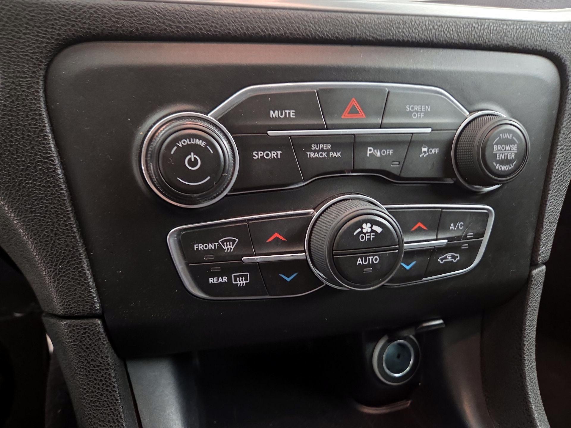 Thumbnail: 2020 Dodge Charger - 16