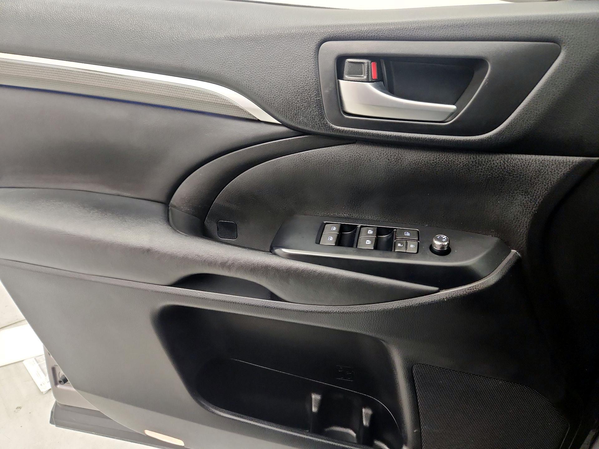 Thumbnail: 2018 Toyota Highlander - 12