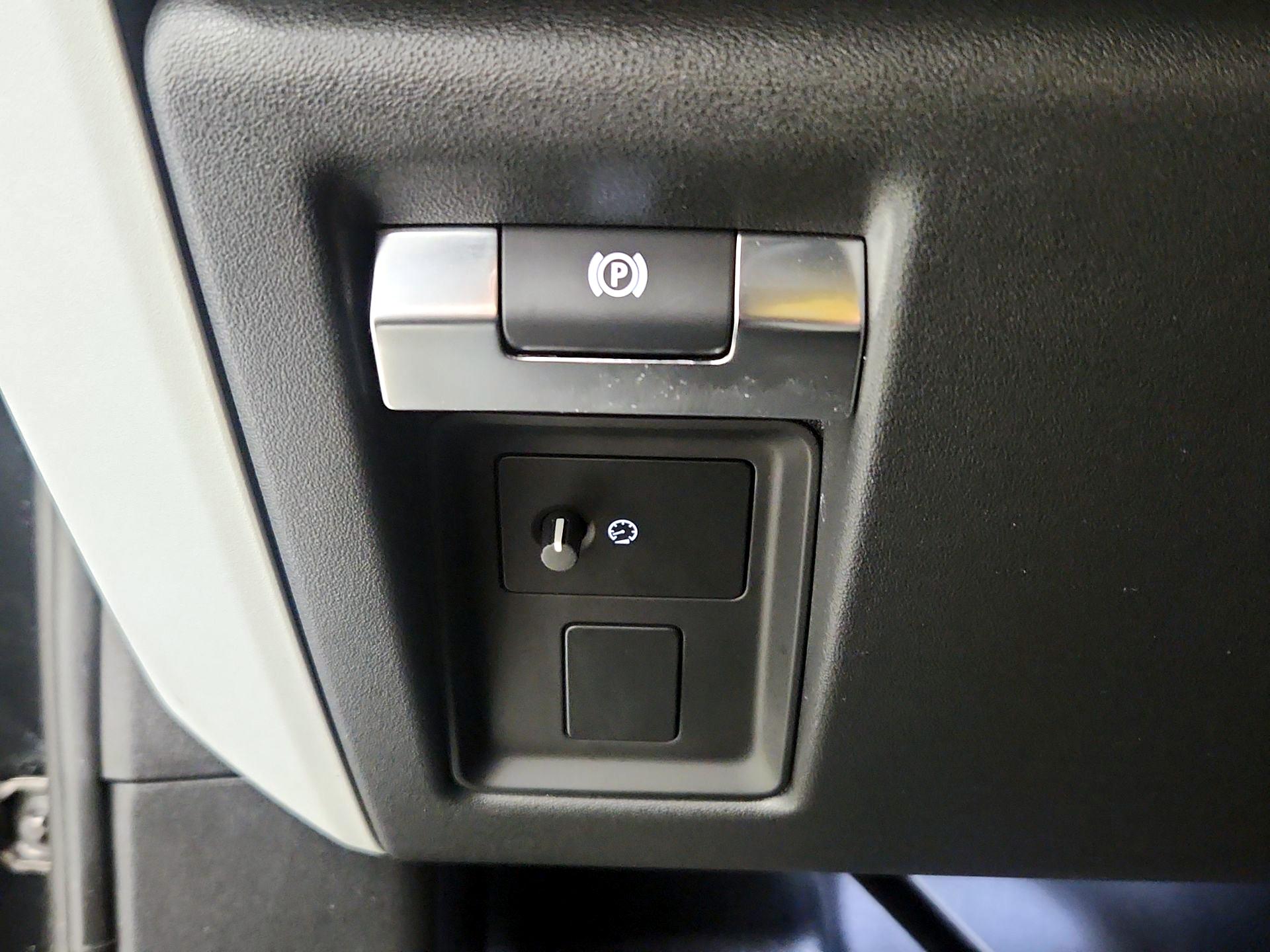 Thumbnail: 2023 Land Rover Defender - 13