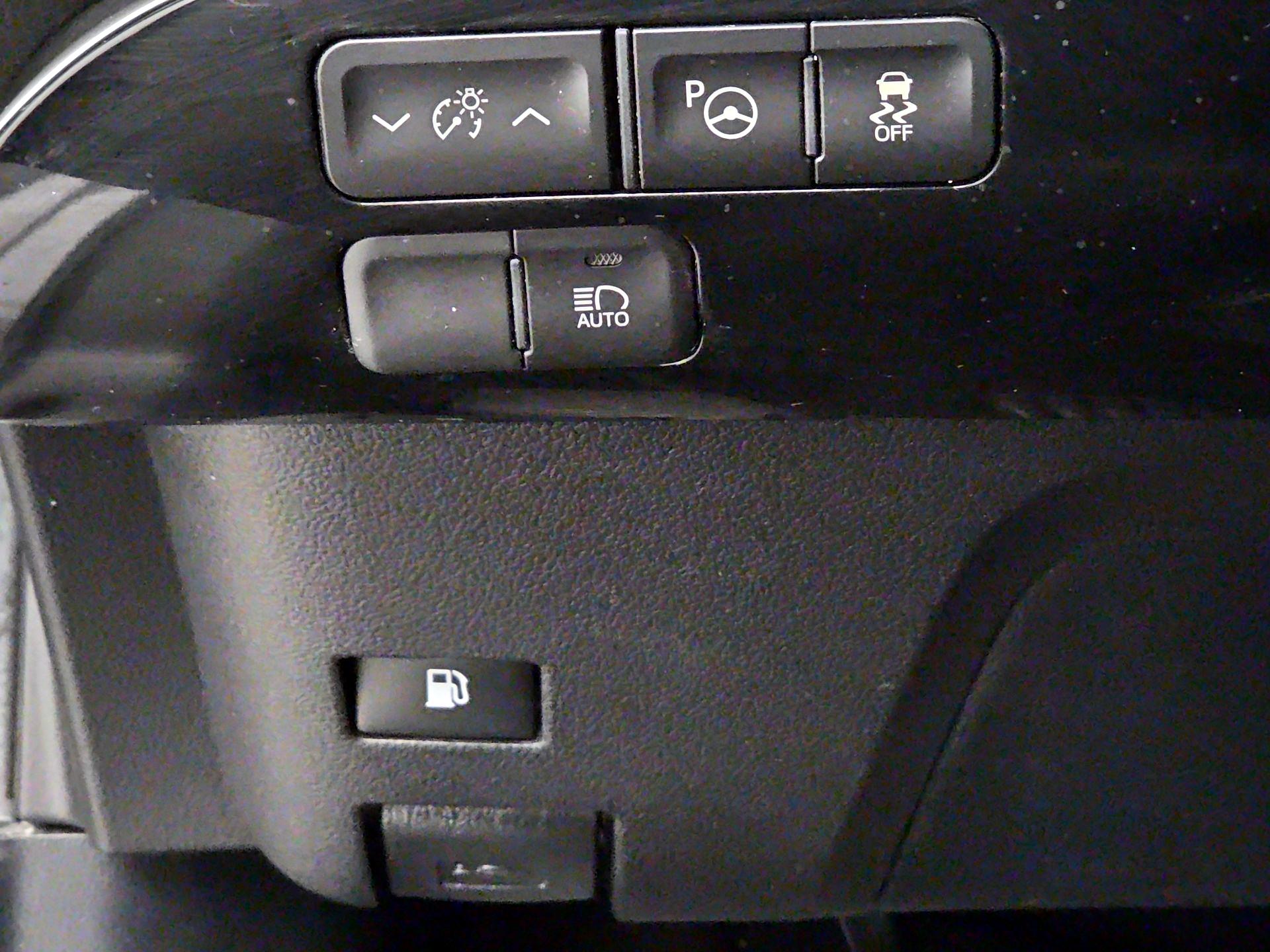 Thumbnail: 2018 Toyota Prius - 13