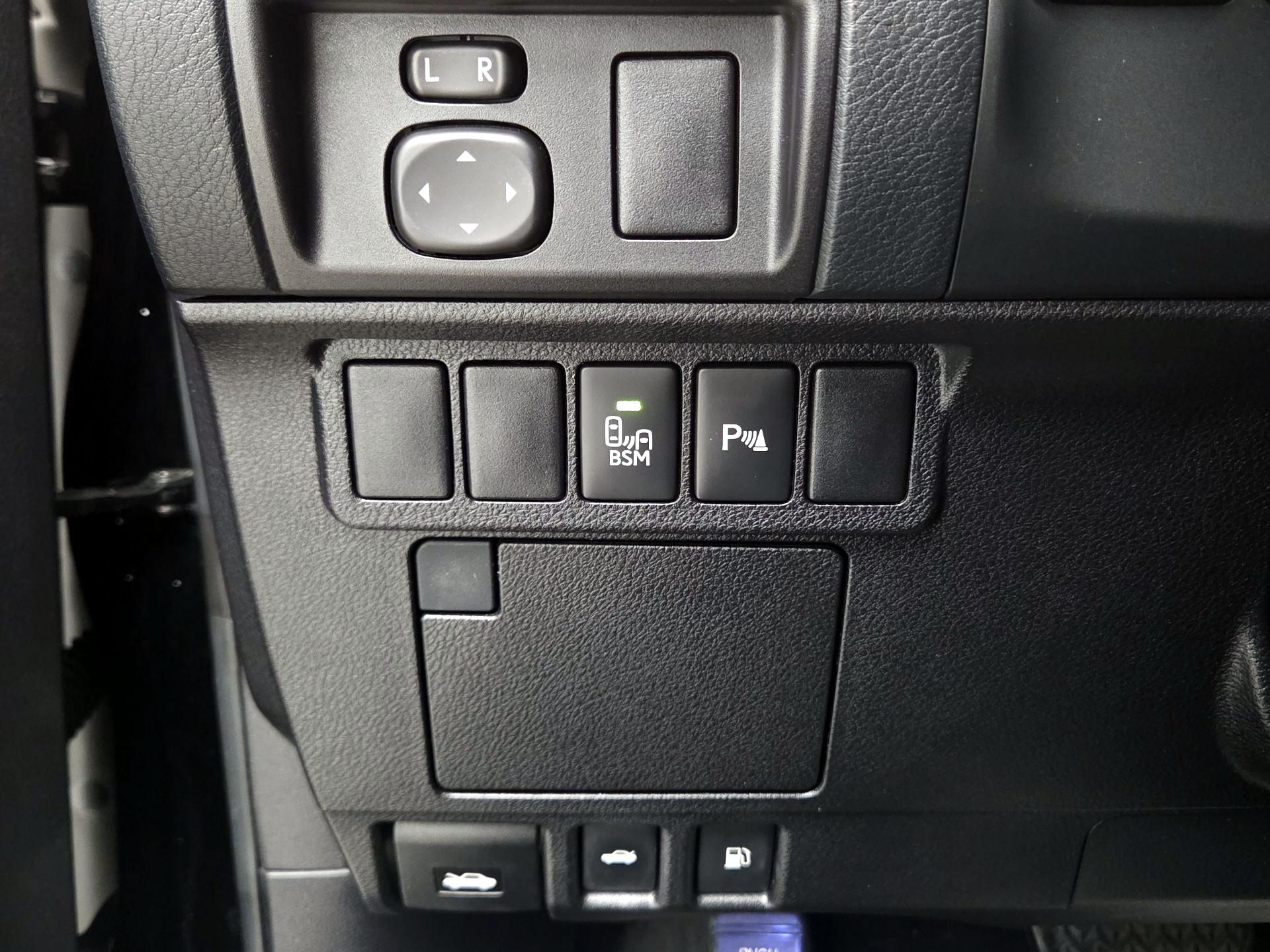 Thumbnail: 2015 Lexus ES - 13