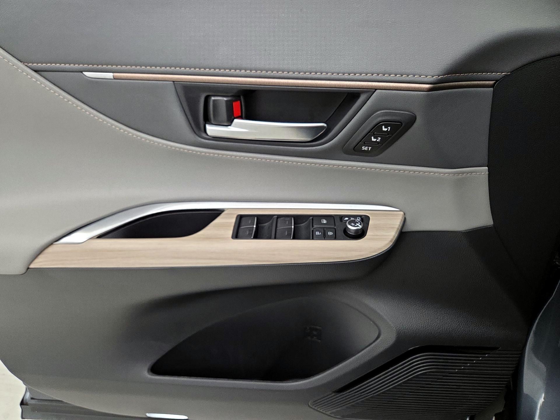 Thumbnail: 2024 Toyota Venza - 12