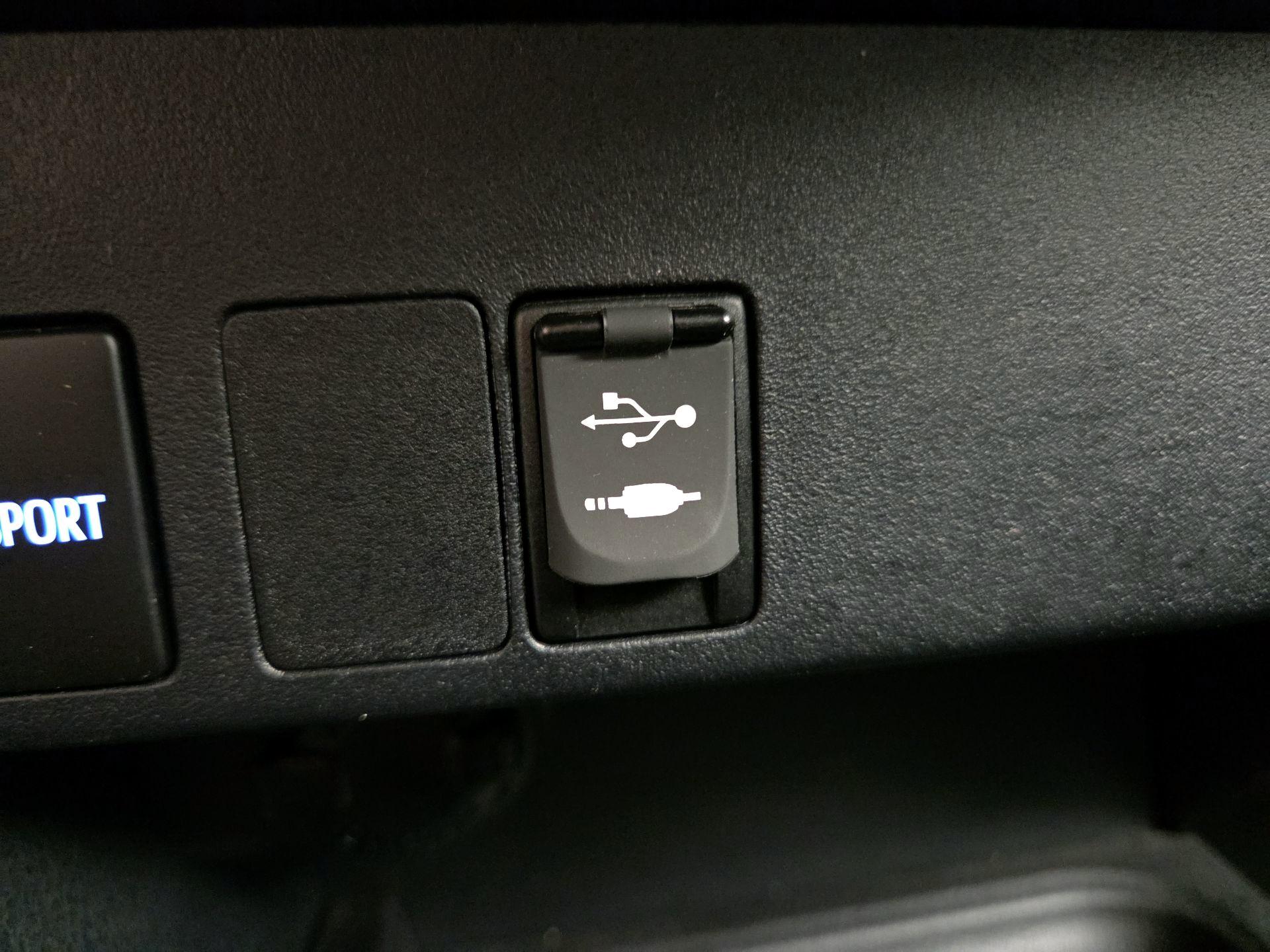 Thumbnail: 2018 Toyota RAV4 - 18