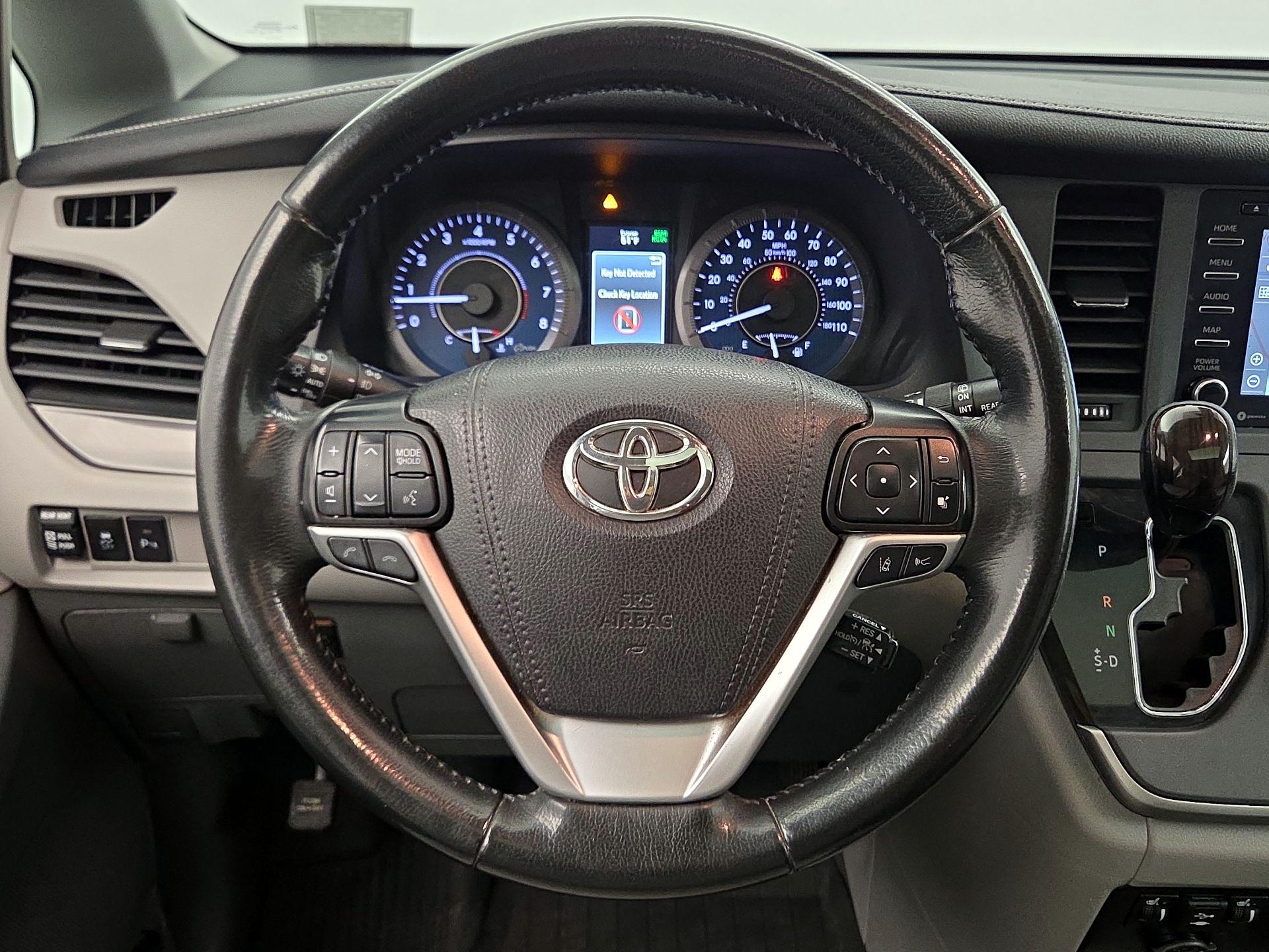 Thumbnail: 2020 Toyota Sienna - 10