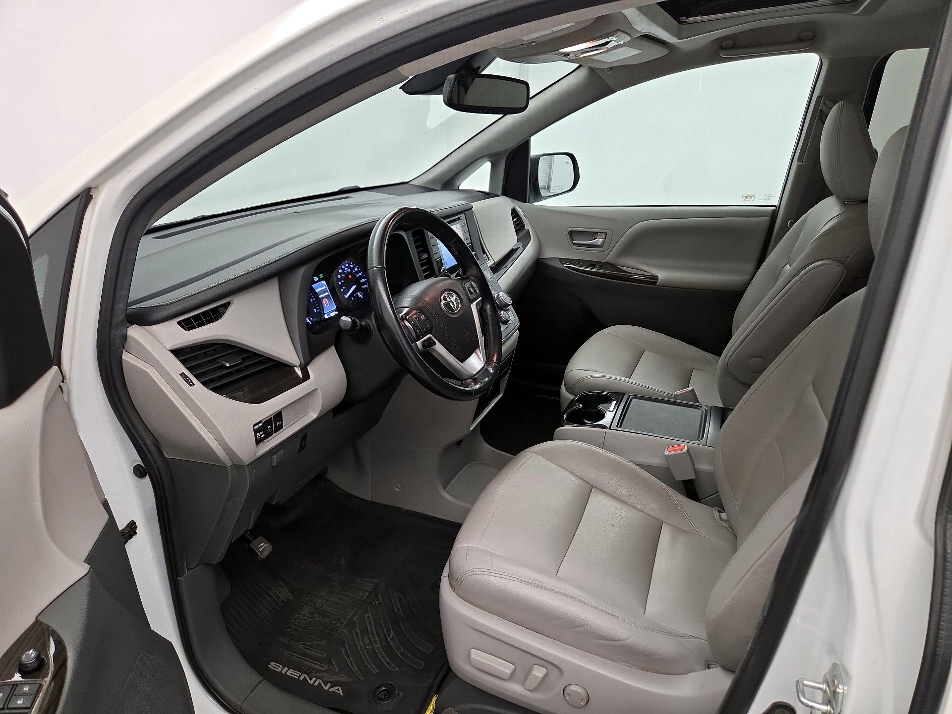 Thumbnail: 2020 Toyota Sienna - 11