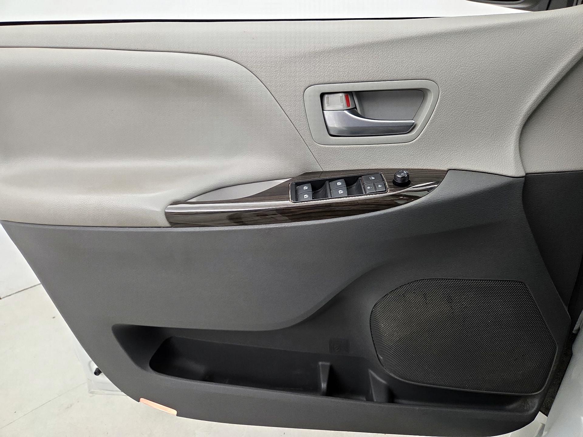 Thumbnail: 2020 Toyota Sienna - 12