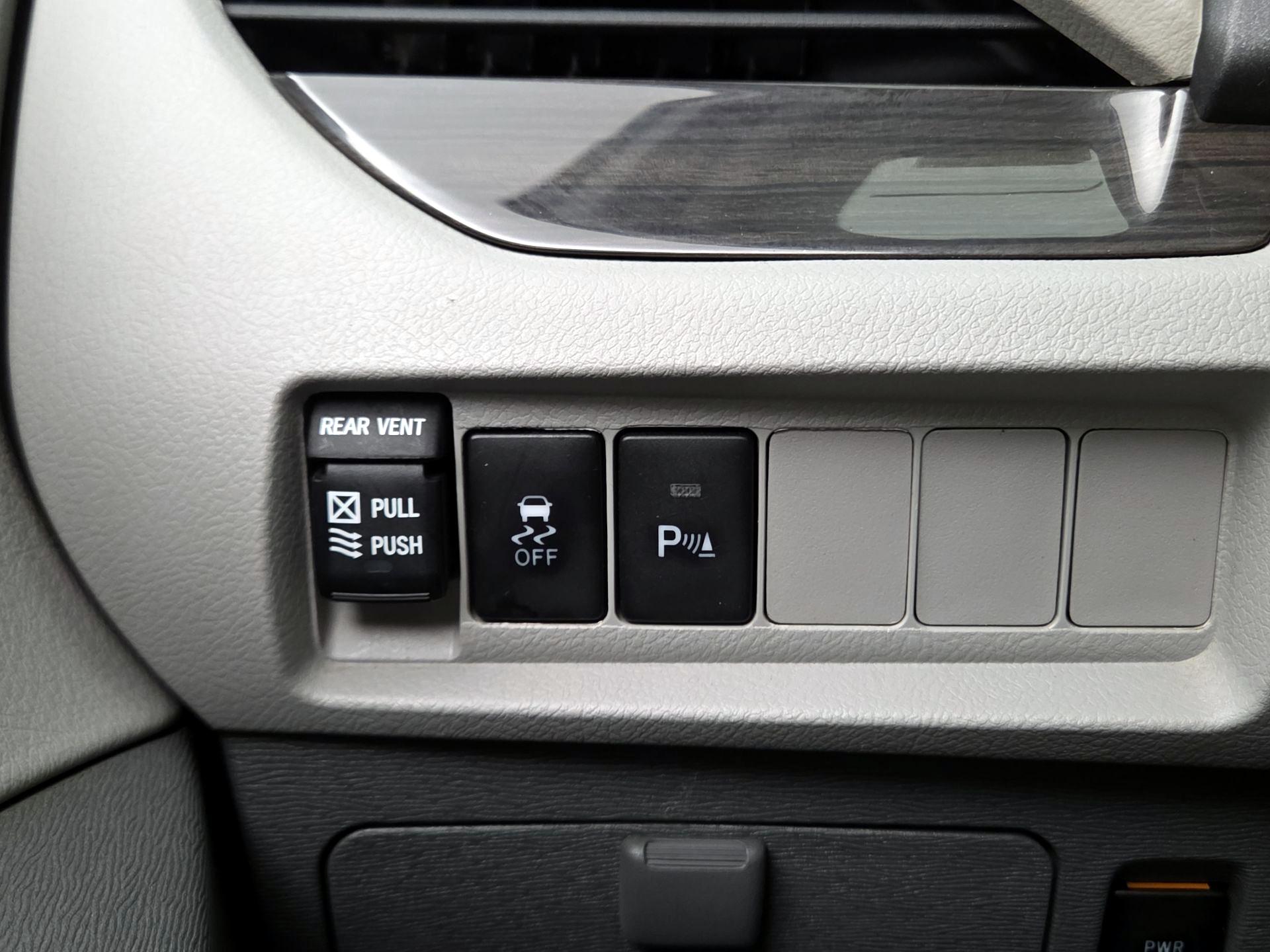 Thumbnail: 2020 Toyota Sienna - 13