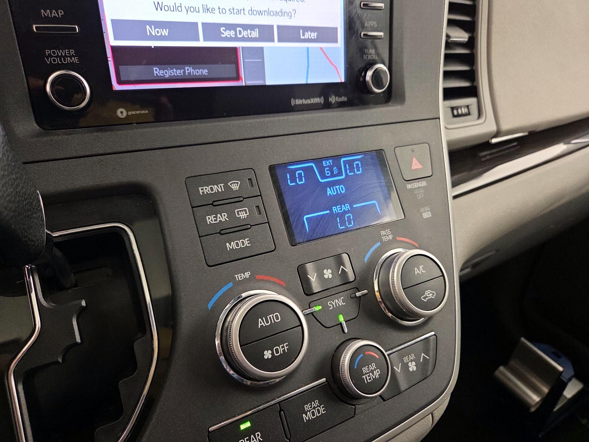 Thumbnail: 2020 Toyota Sienna - 17