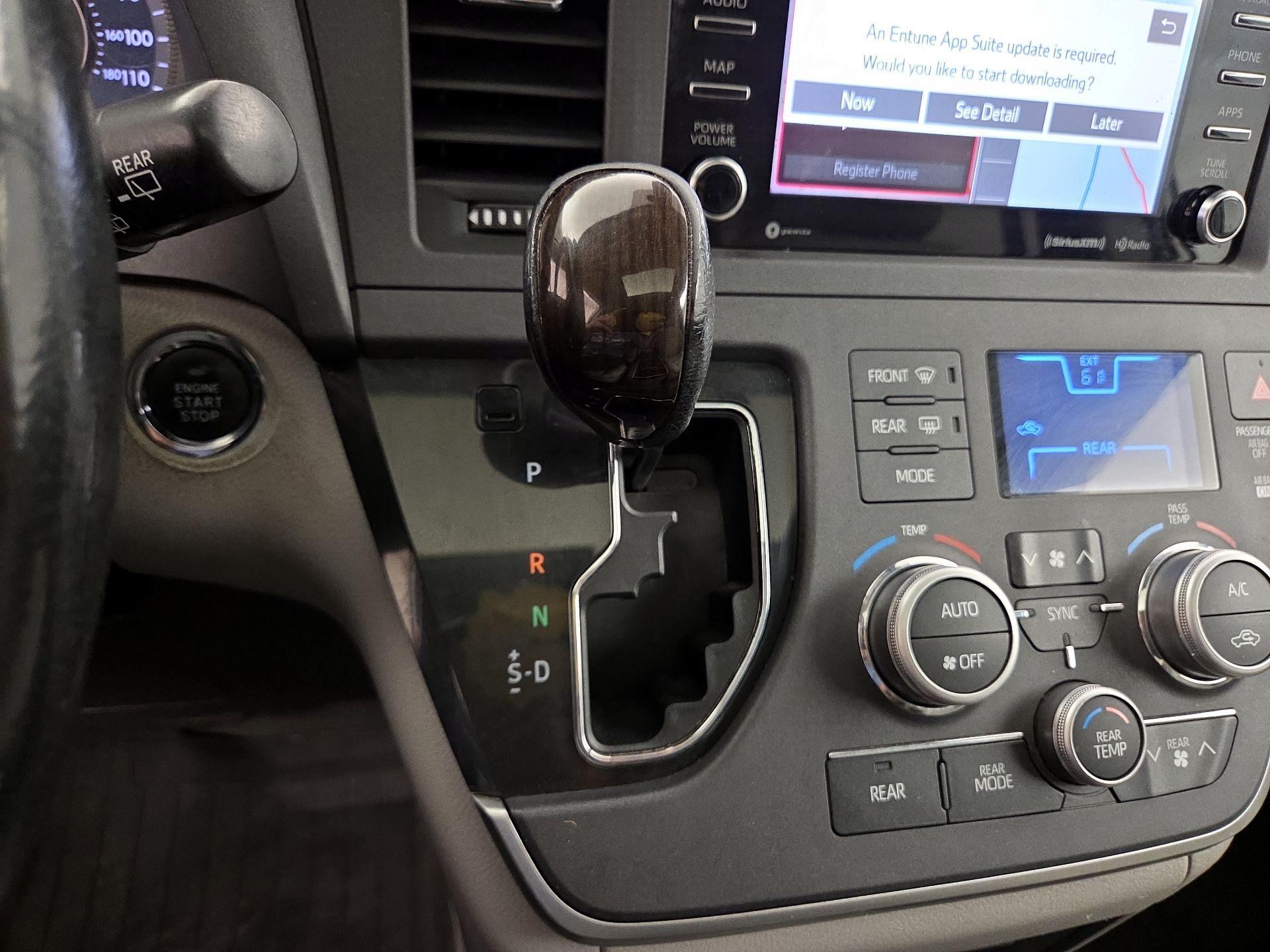 Thumbnail: 2020 Toyota Sienna - 18