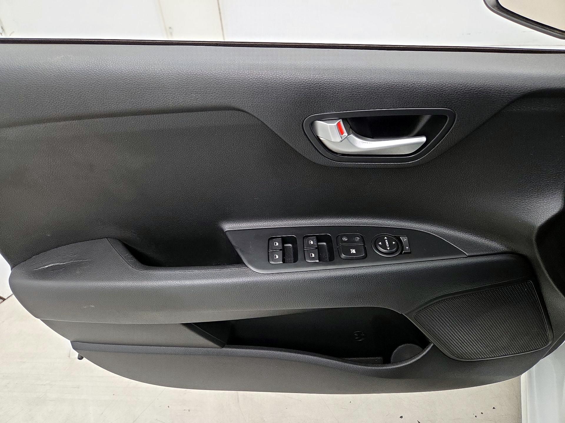 Thumbnail: 2022 Kia Rio5 - 12