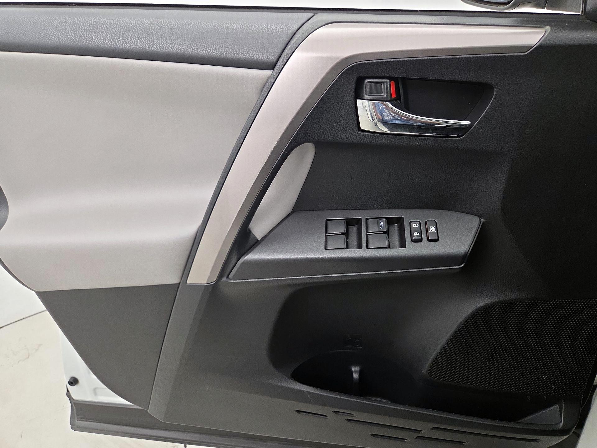 Thumbnail: 2018 Toyota RAV4 - 12