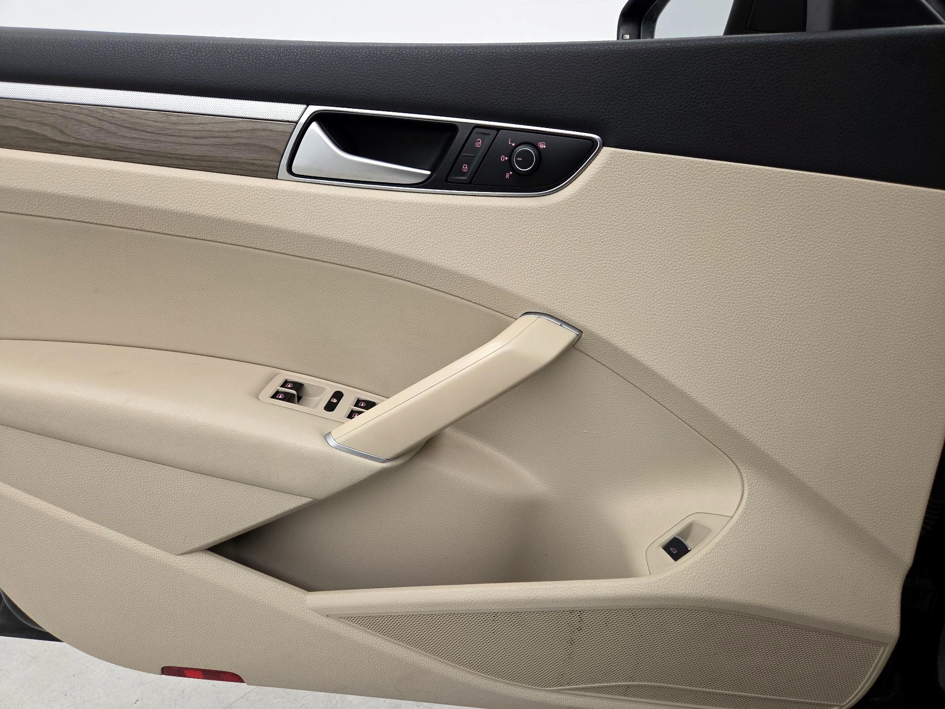 Thumbnail: 2016 Volkswagen Passat - 12