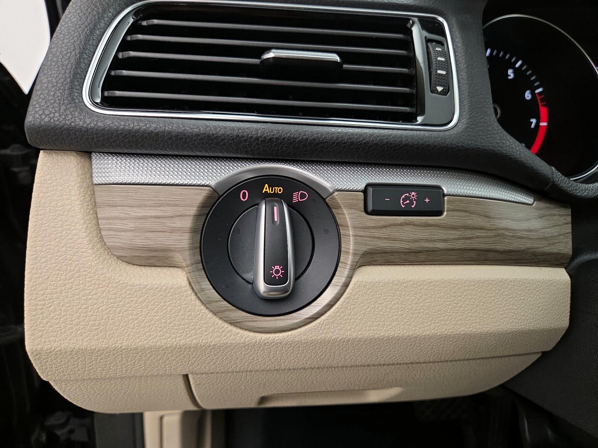 Thumbnail: 2016 Volkswagen Passat - 13