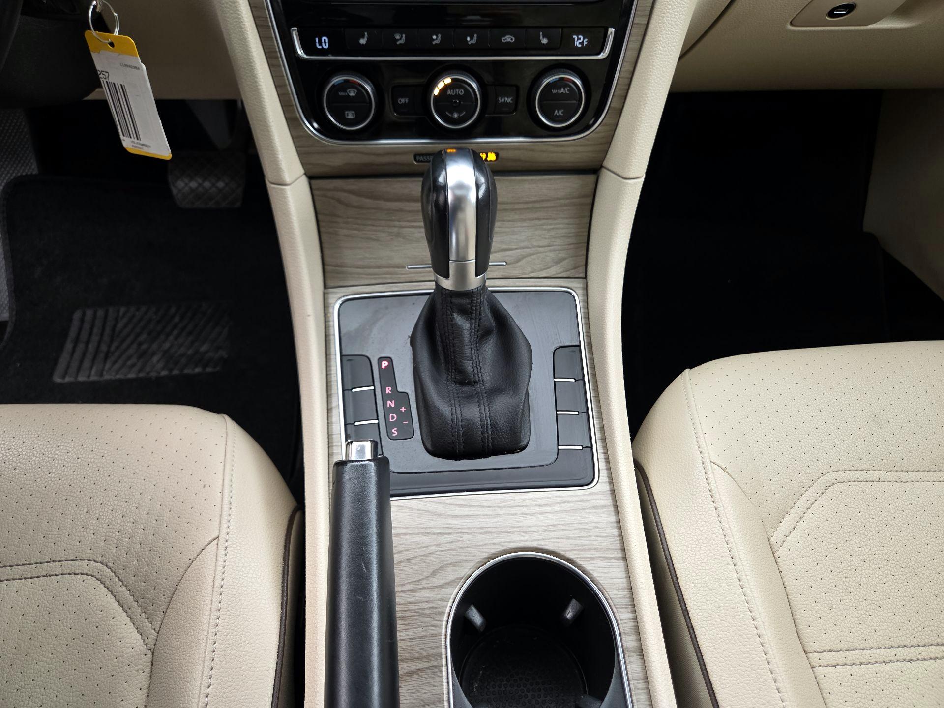 Thumbnail: 2016 Volkswagen Passat - 17