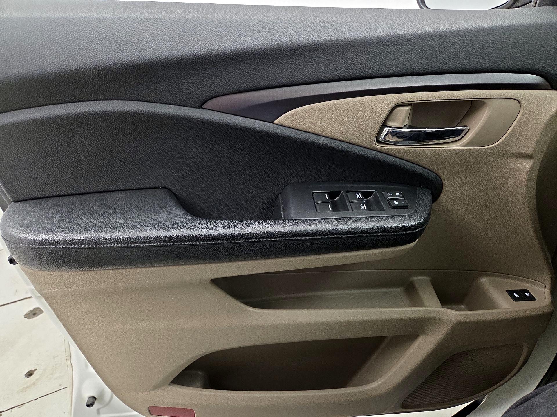 Thumbnail: 2017 Honda Pilot - 12