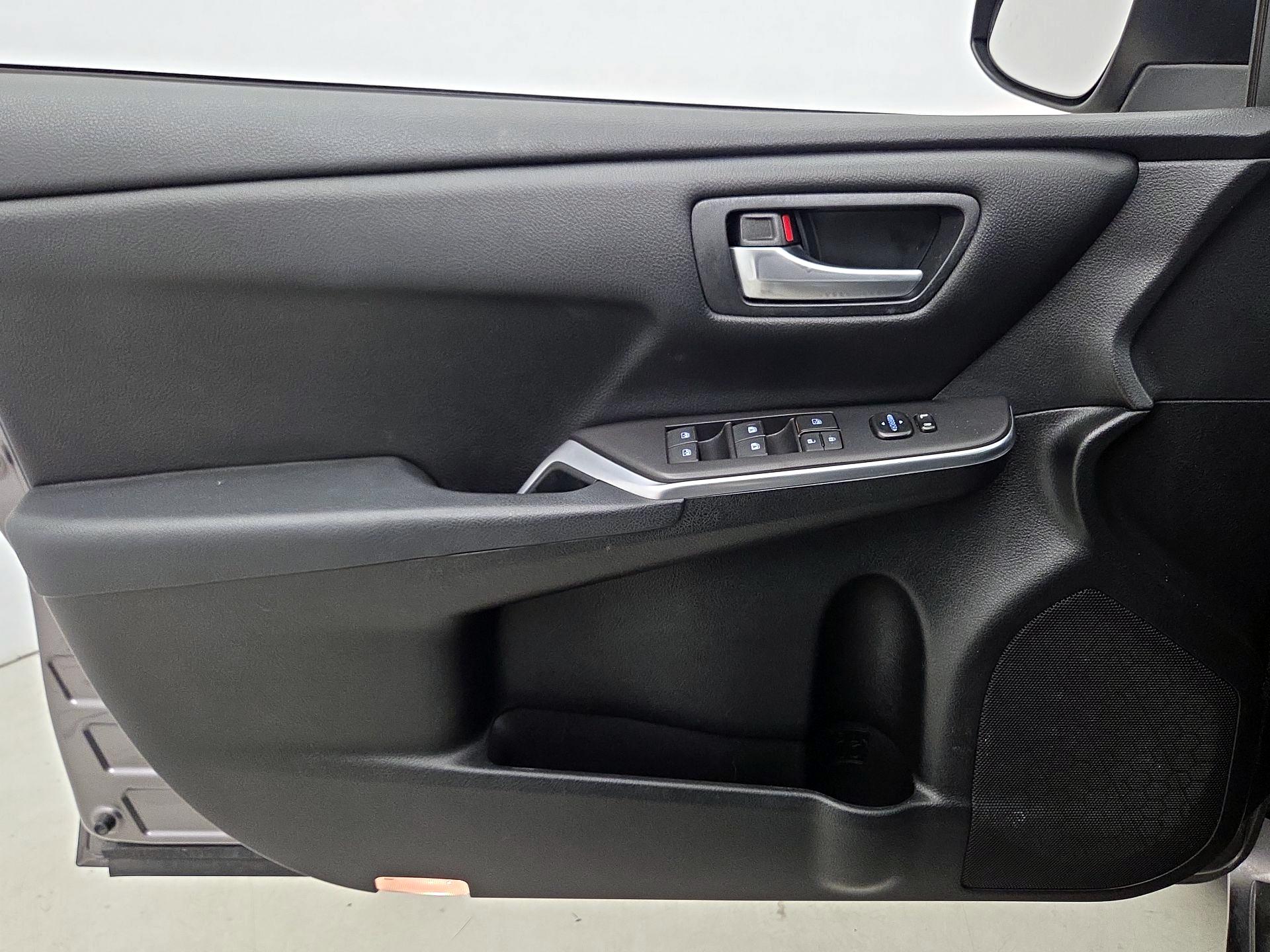 Thumbnail: 2016 Toyota Camry - 12