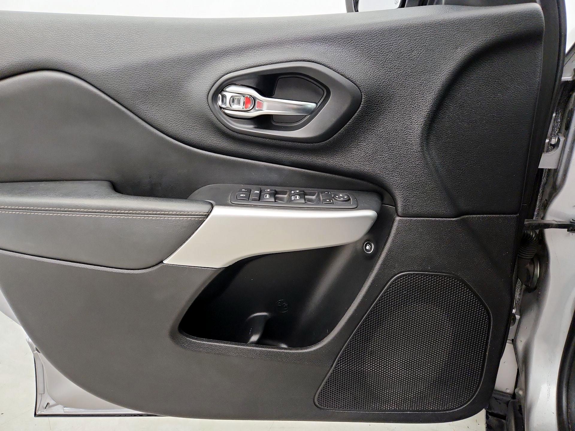 Thumbnail: 2018 Jeep Cherokee - 12