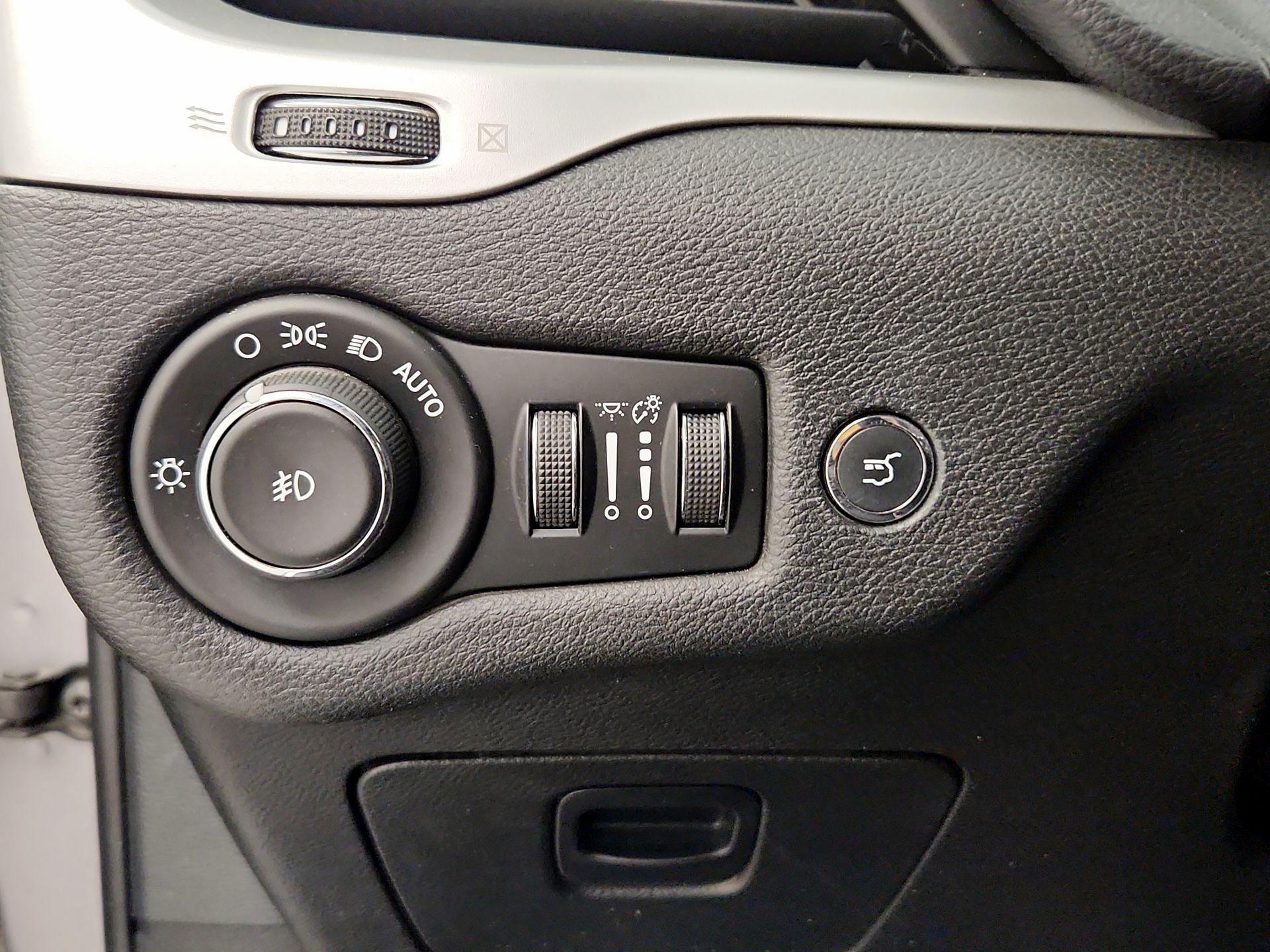 Thumbnail: 2018 Jeep Cherokee - 13