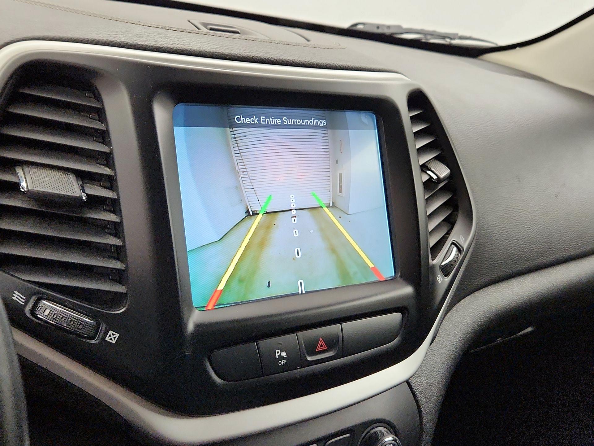 Thumbnail: 2018 Jeep Cherokee - 14