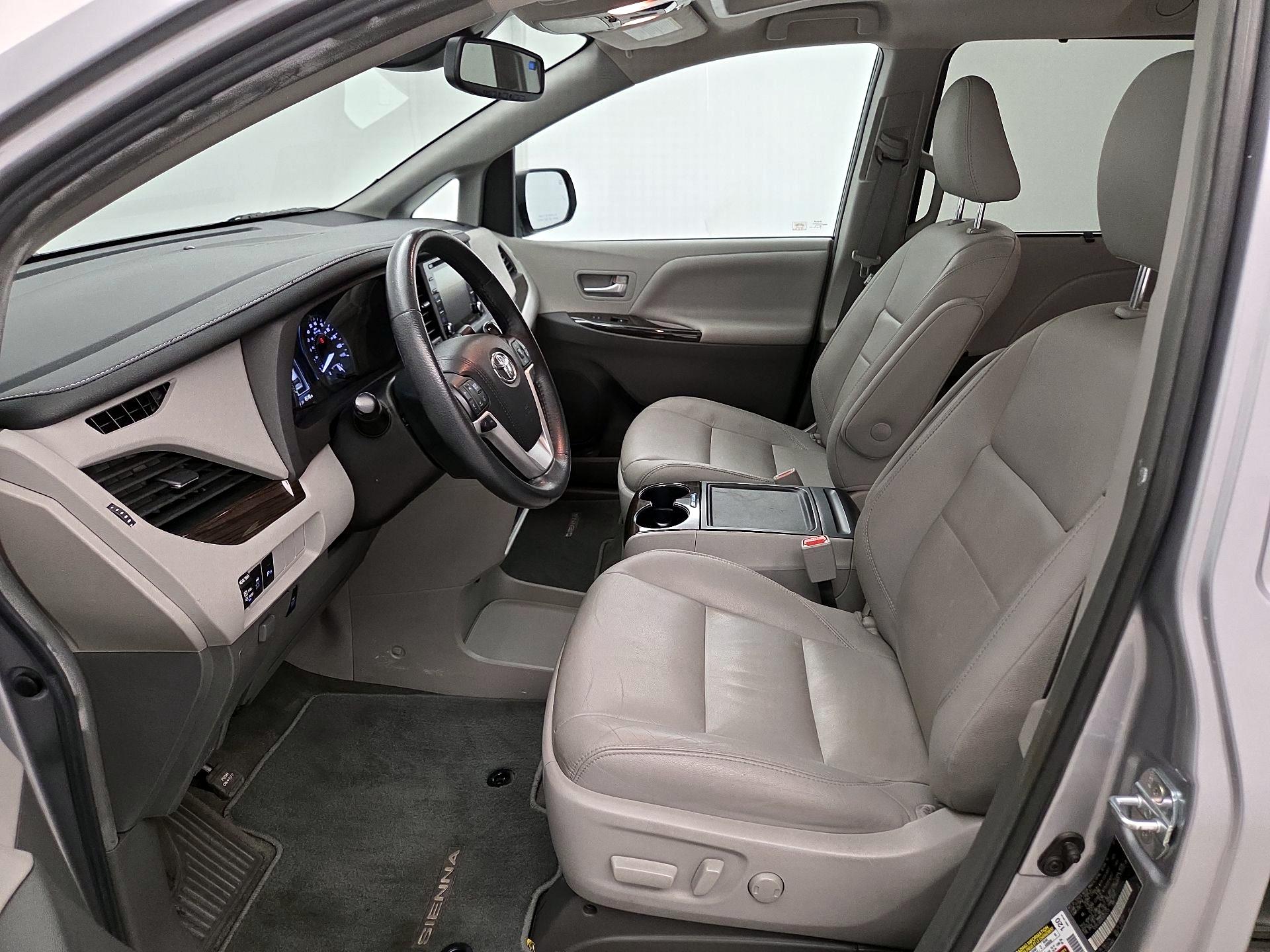 Thumbnail: 2018 Toyota Sienna - 11