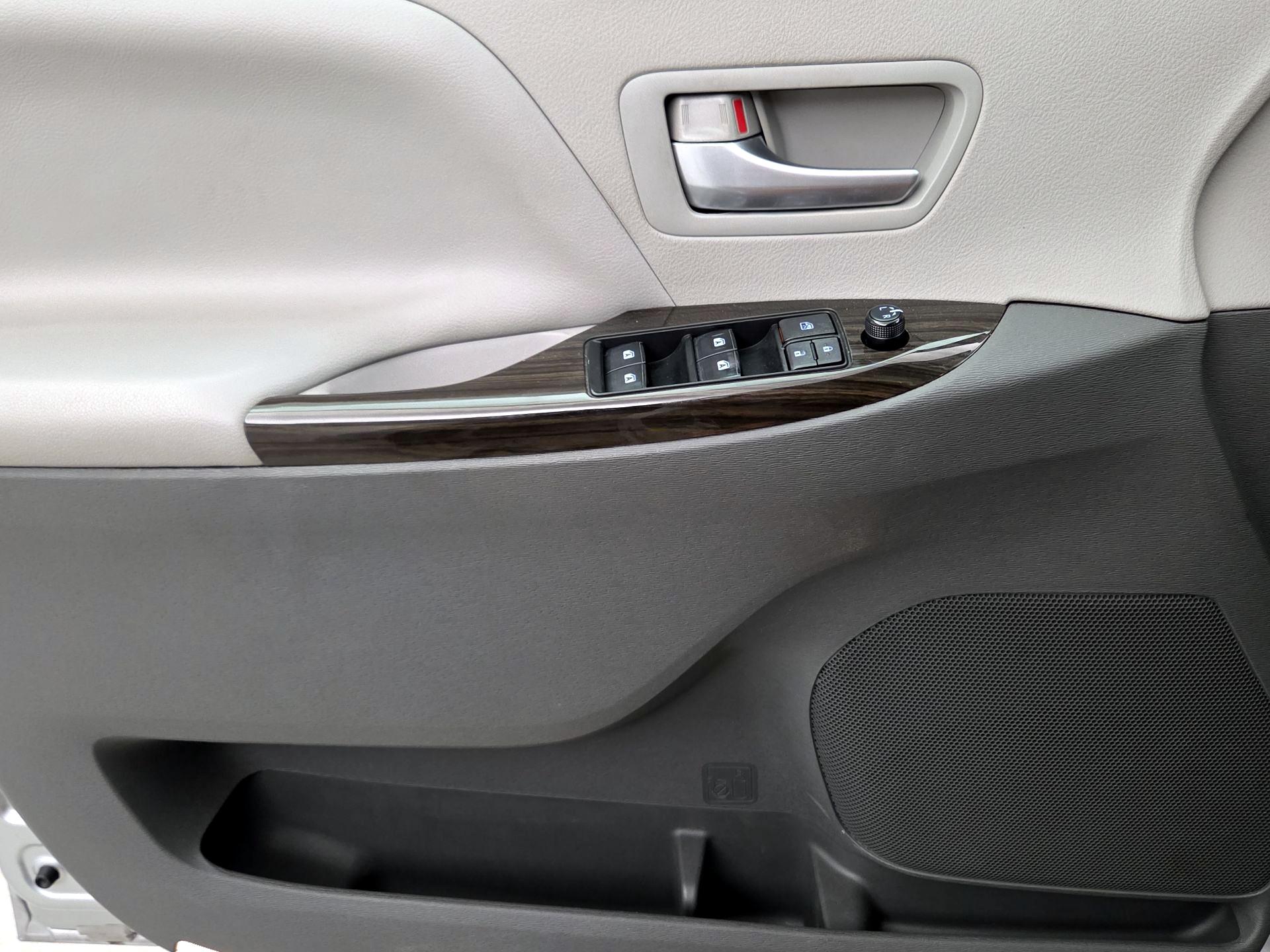 Thumbnail: 2018 Toyota Sienna - 12