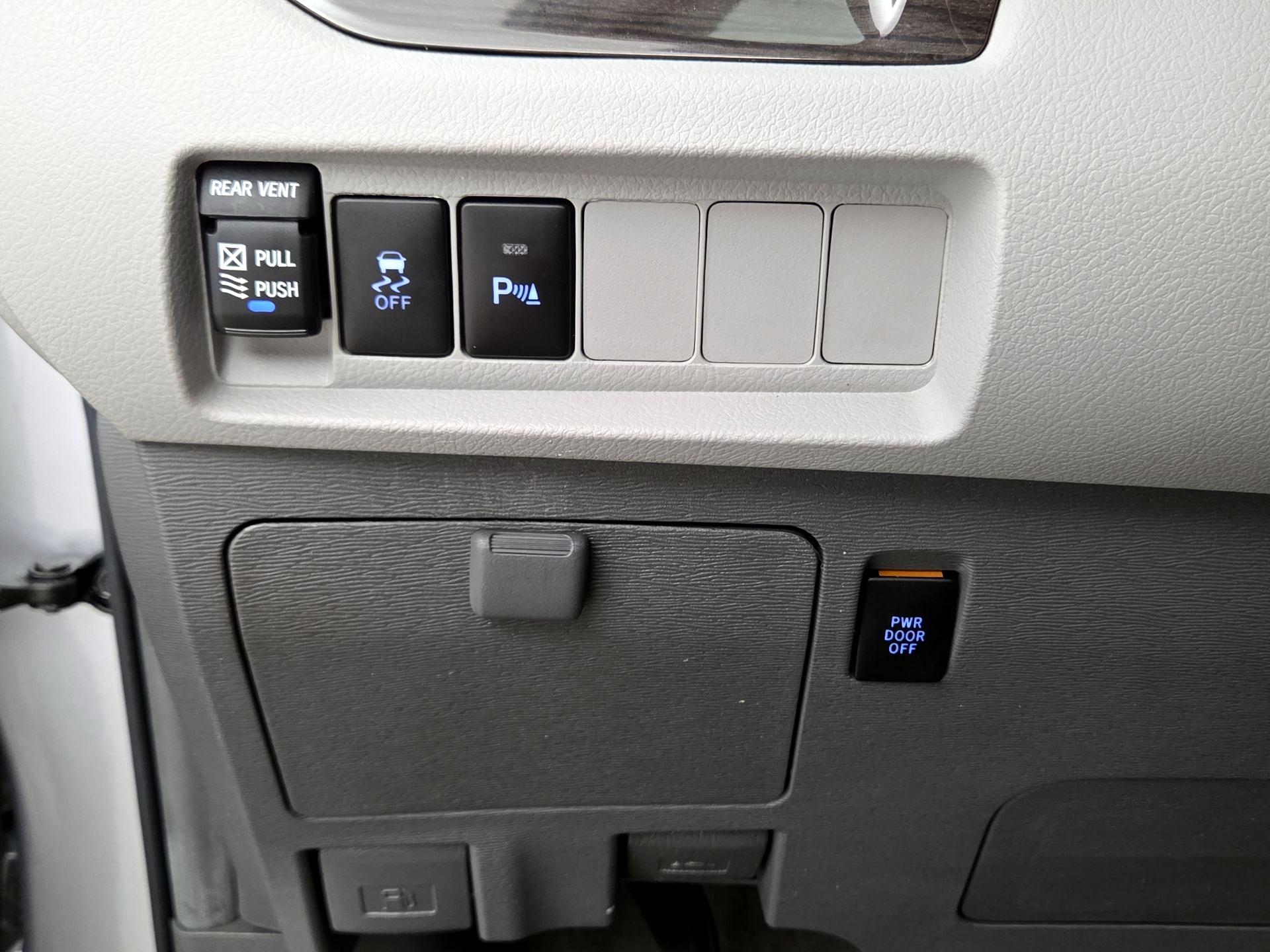 Thumbnail: 2018 Toyota Sienna - 13