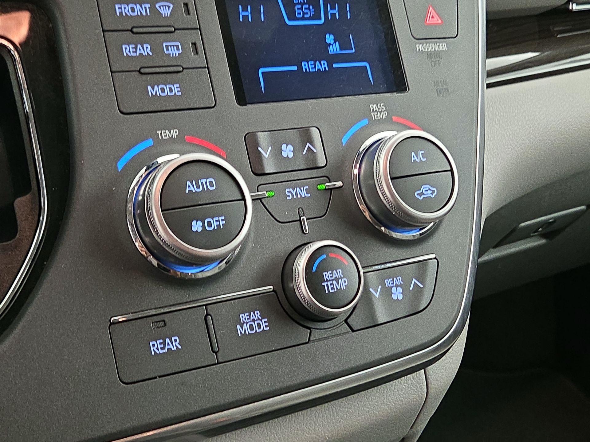 Thumbnail: 2018 Toyota Sienna - 16