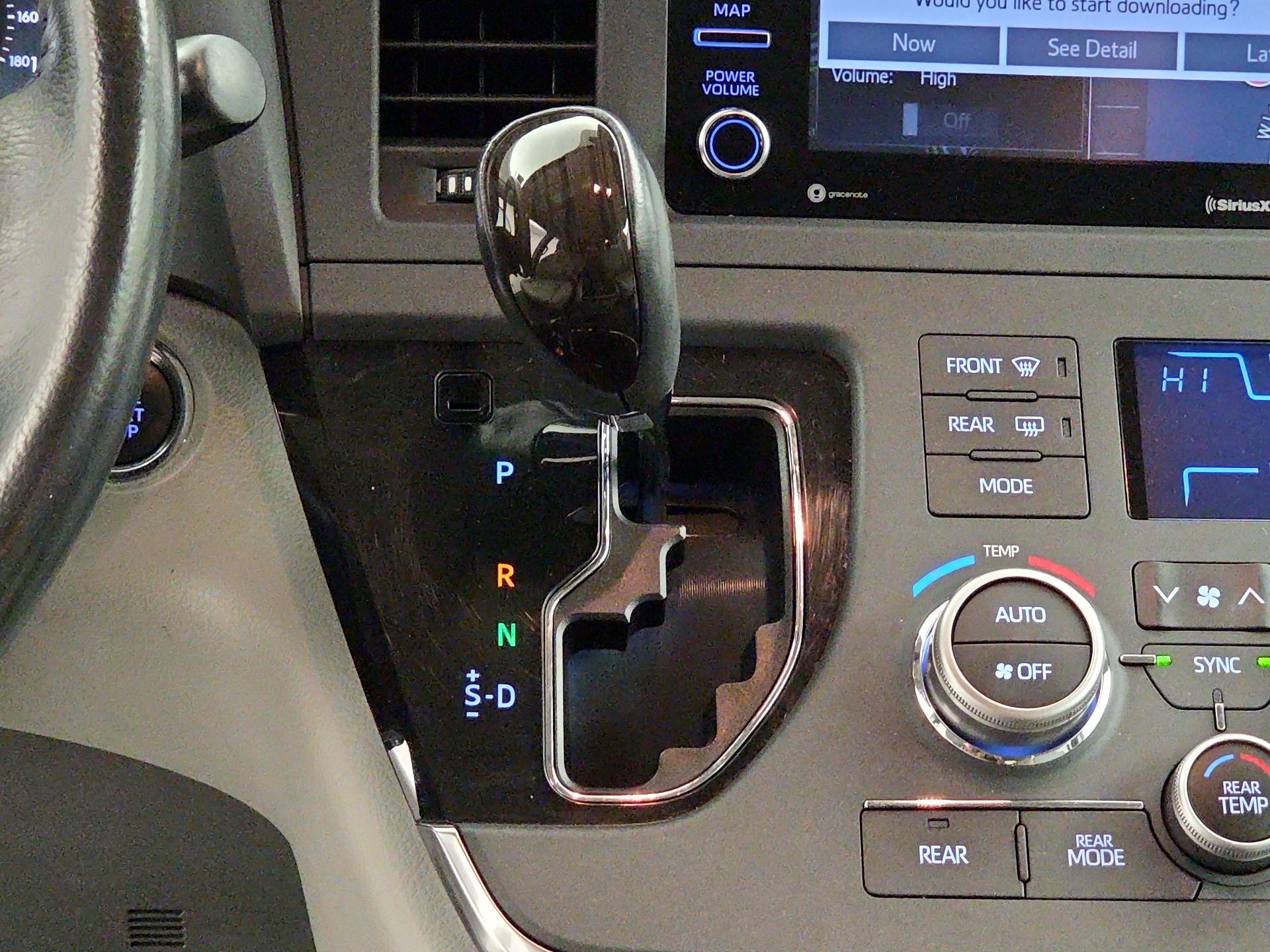 Thumbnail: 2018 Toyota Sienna - 17