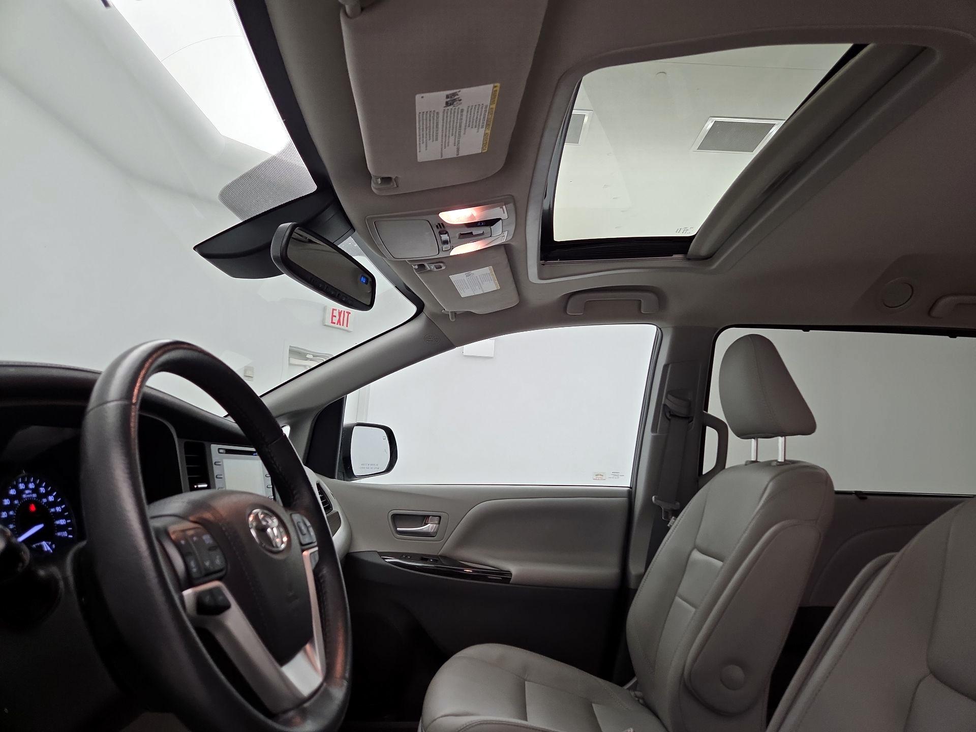 Thumbnail: 2018 Toyota Sienna - 18