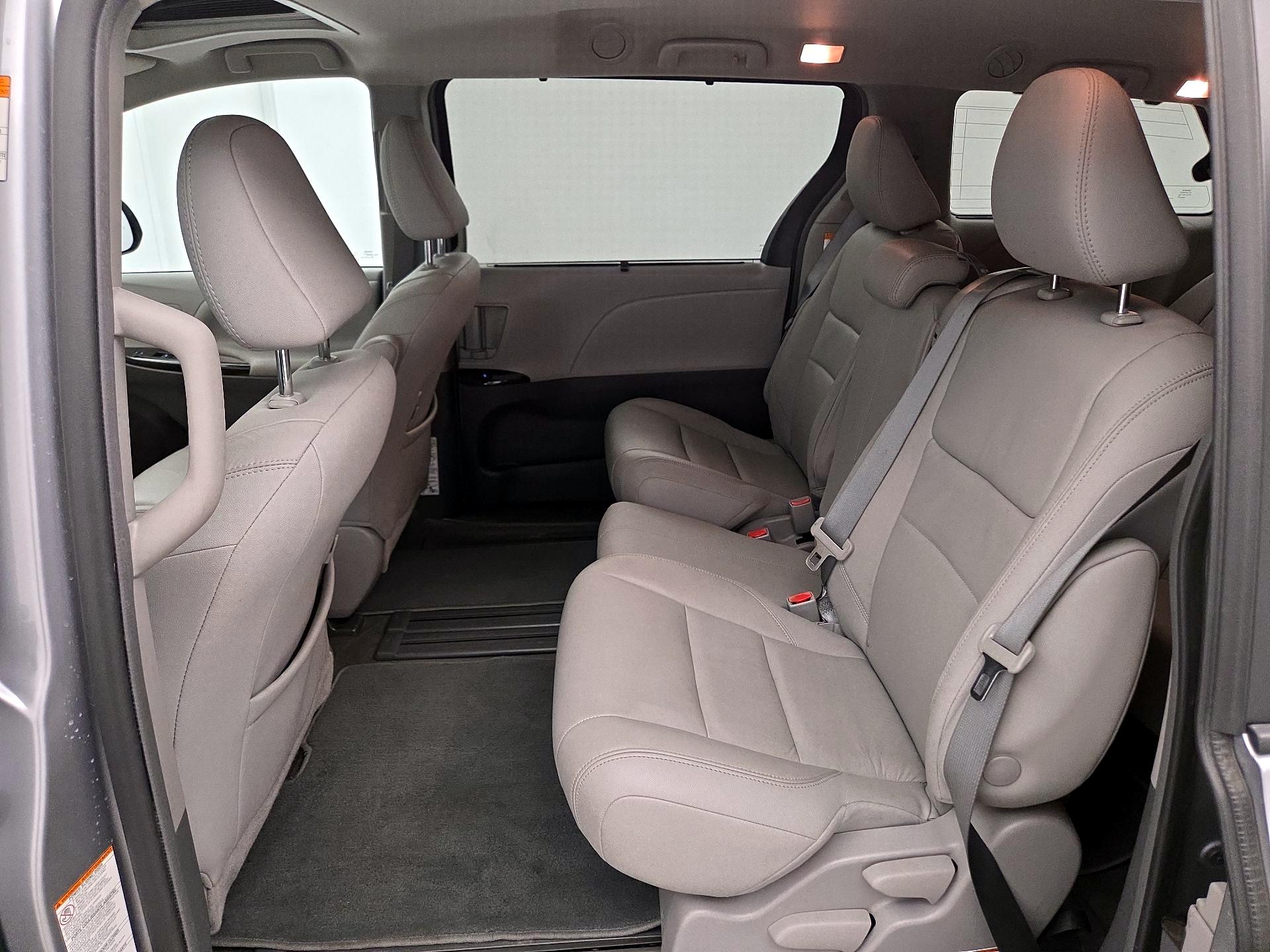 Thumbnail: 2018 Toyota Sienna - 19