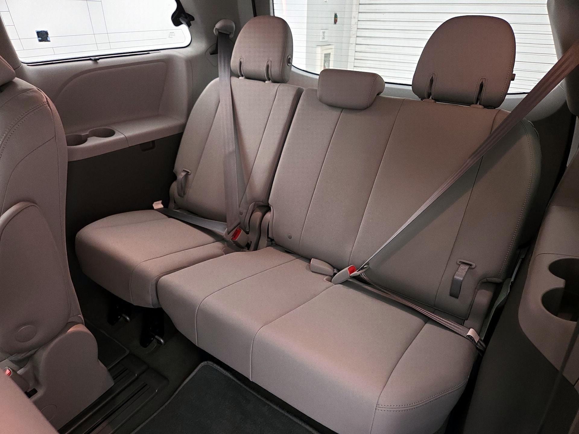 Thumbnail: 2018 Toyota Sienna - 20