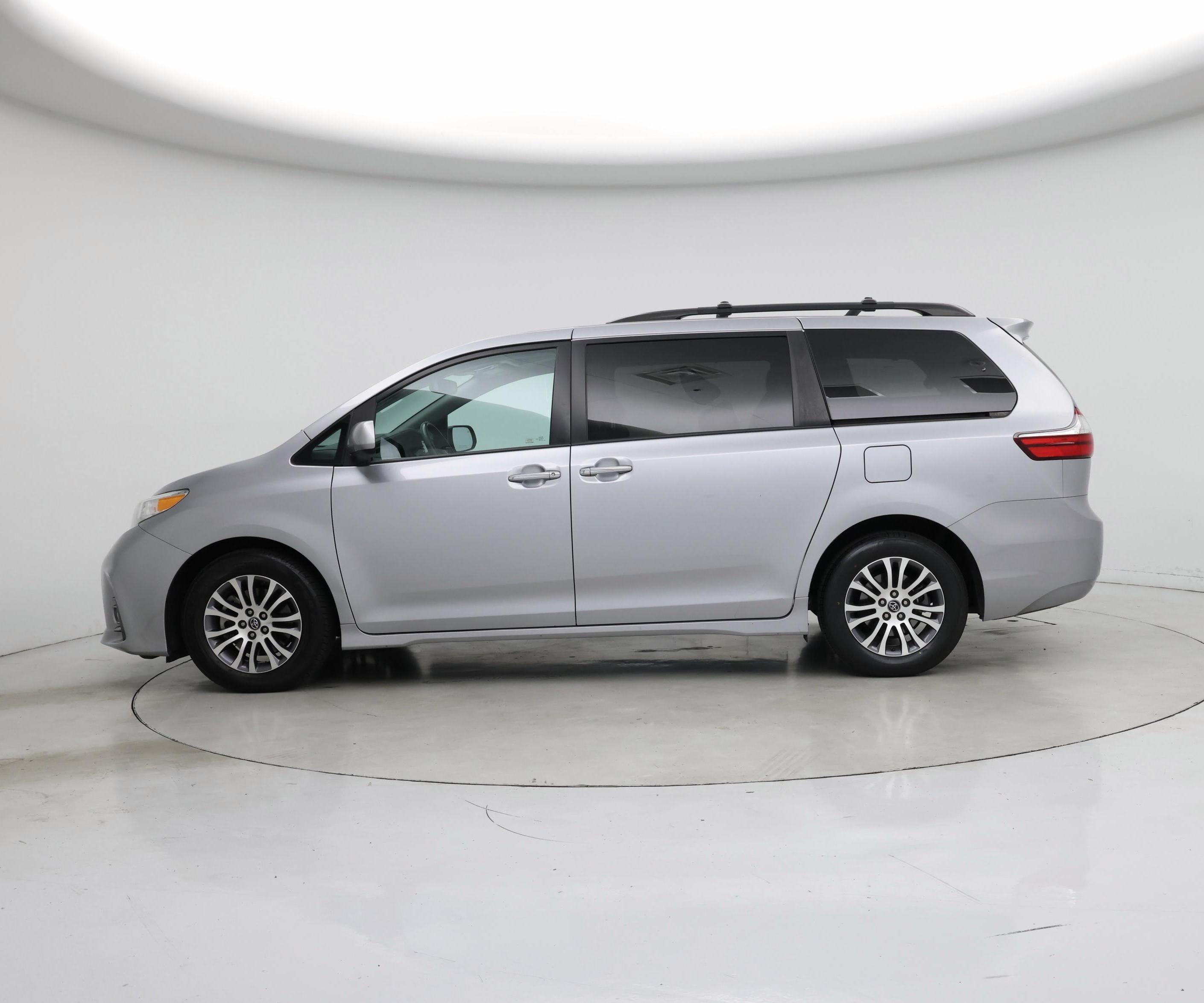 Thumbnail: 2018 Toyota Sienna - 3