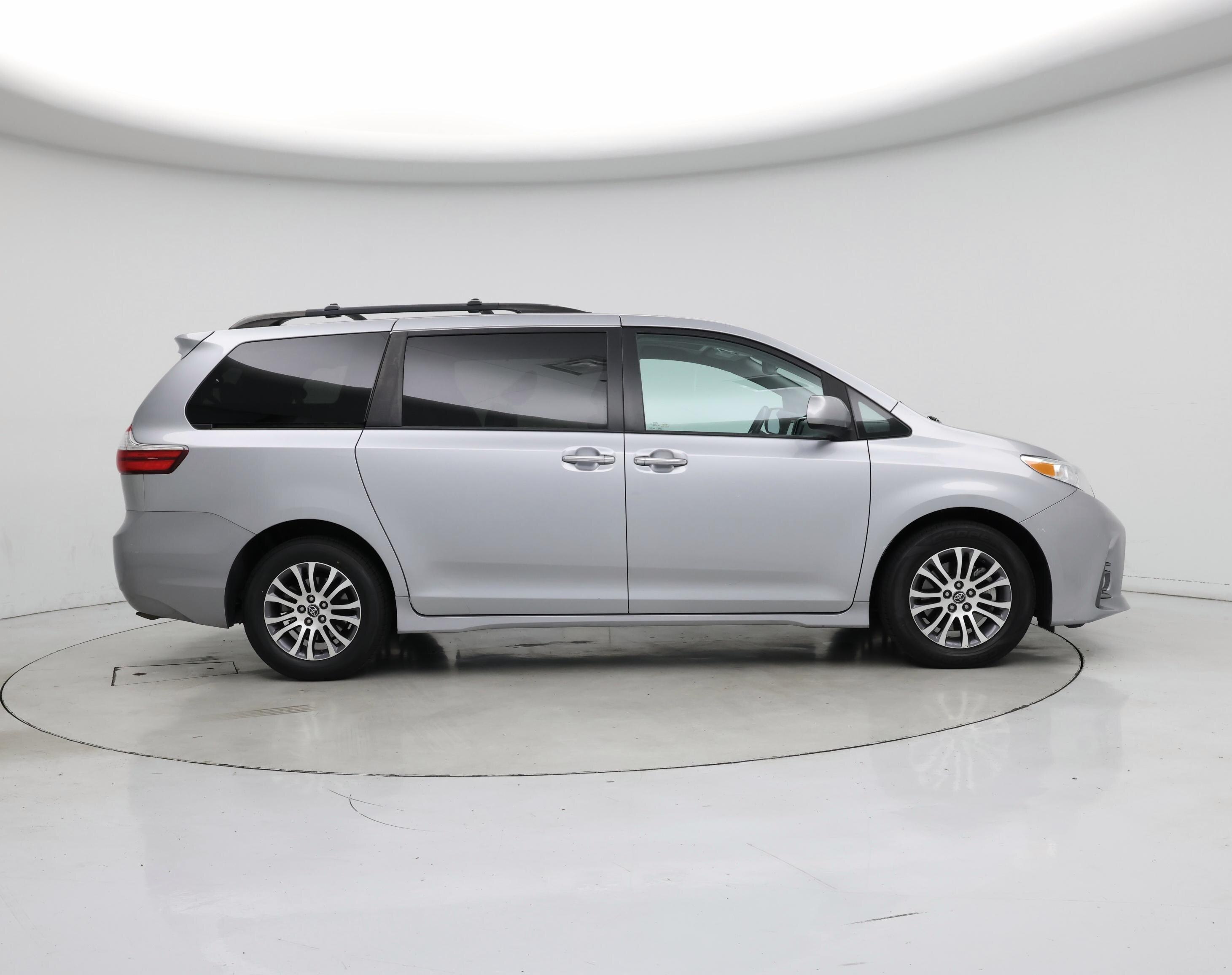 Thumbnail: 2018 Toyota Sienna - 7