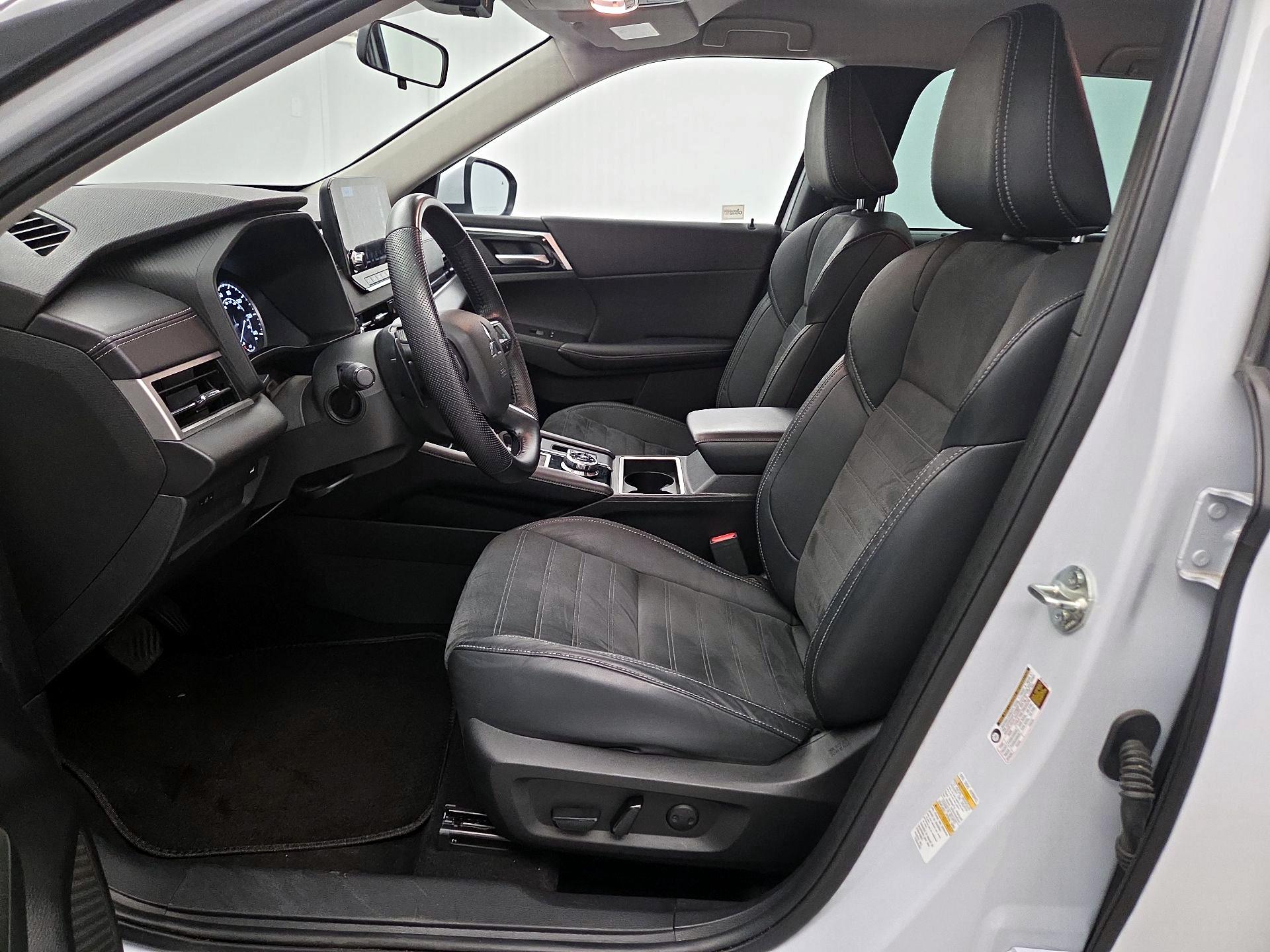Thumbnail: 2023 Mitsubishi Outlander - 11