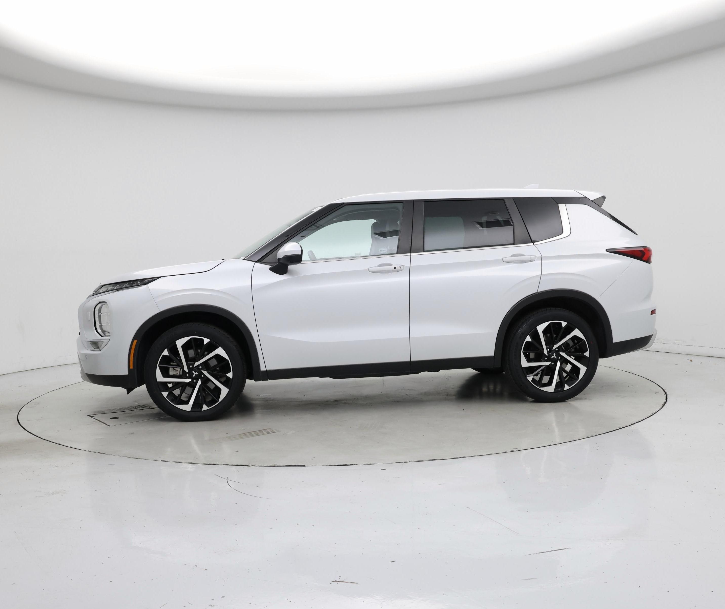 Thumbnail: 2023 Mitsubishi Outlander - 3