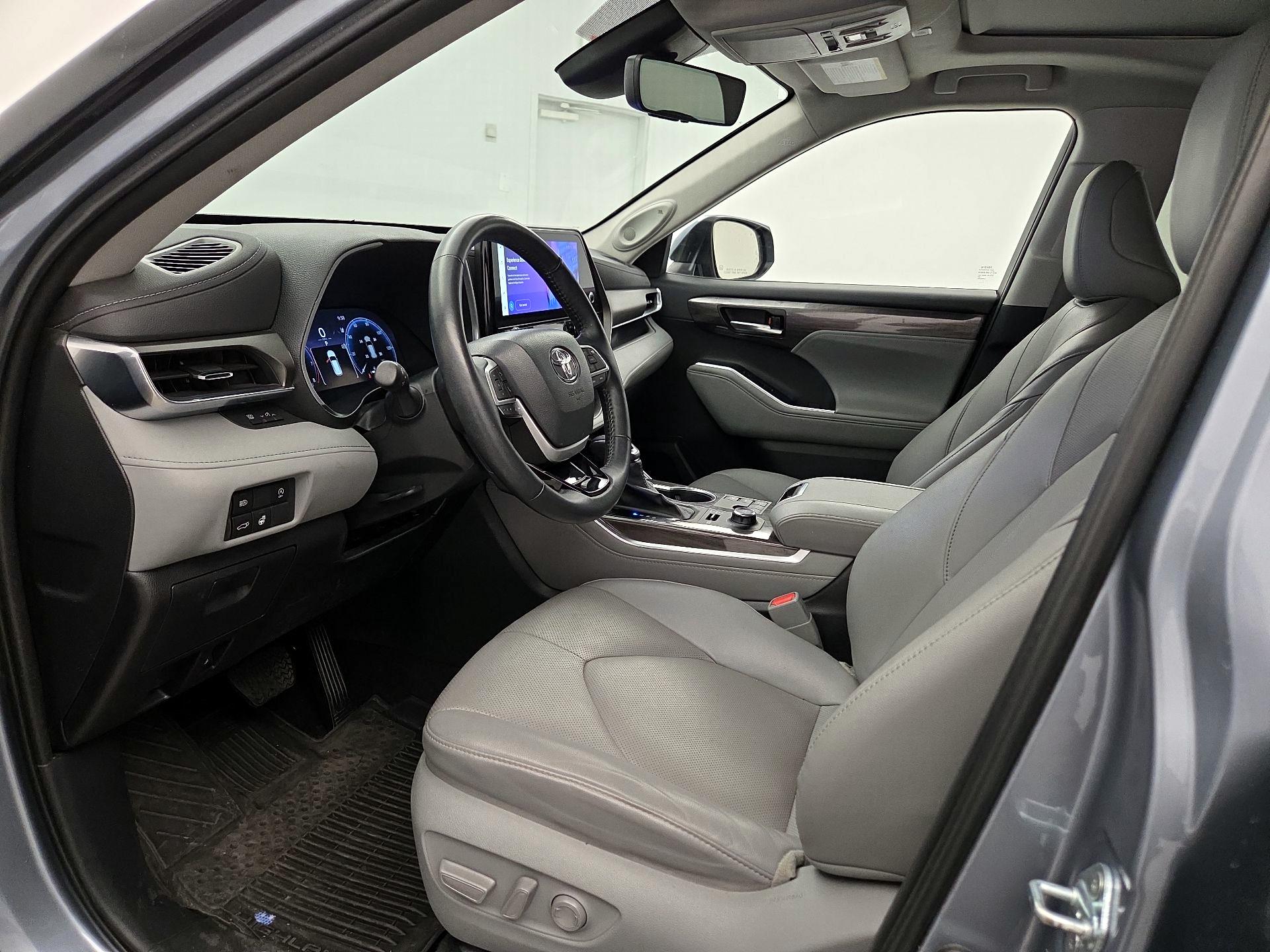 Thumbnail: 2023 Toyota Highlander - 11