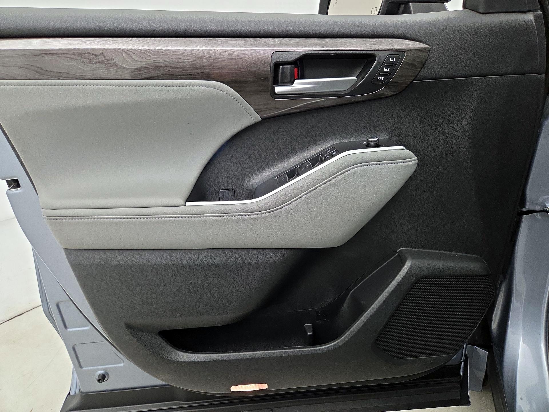 Thumbnail: 2023 Toyota Highlander - 12