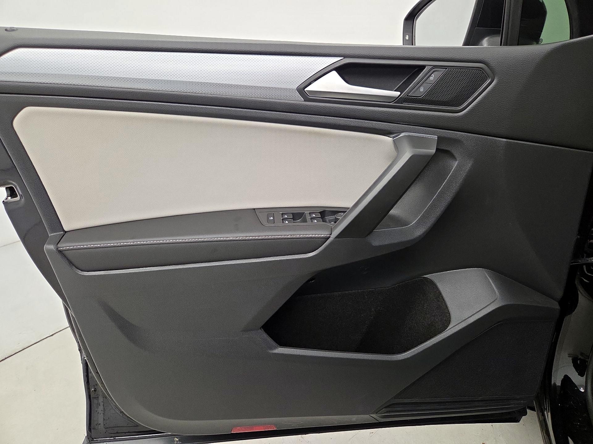 Thumbnail: 2023 Volkswagen Tiguan - 12