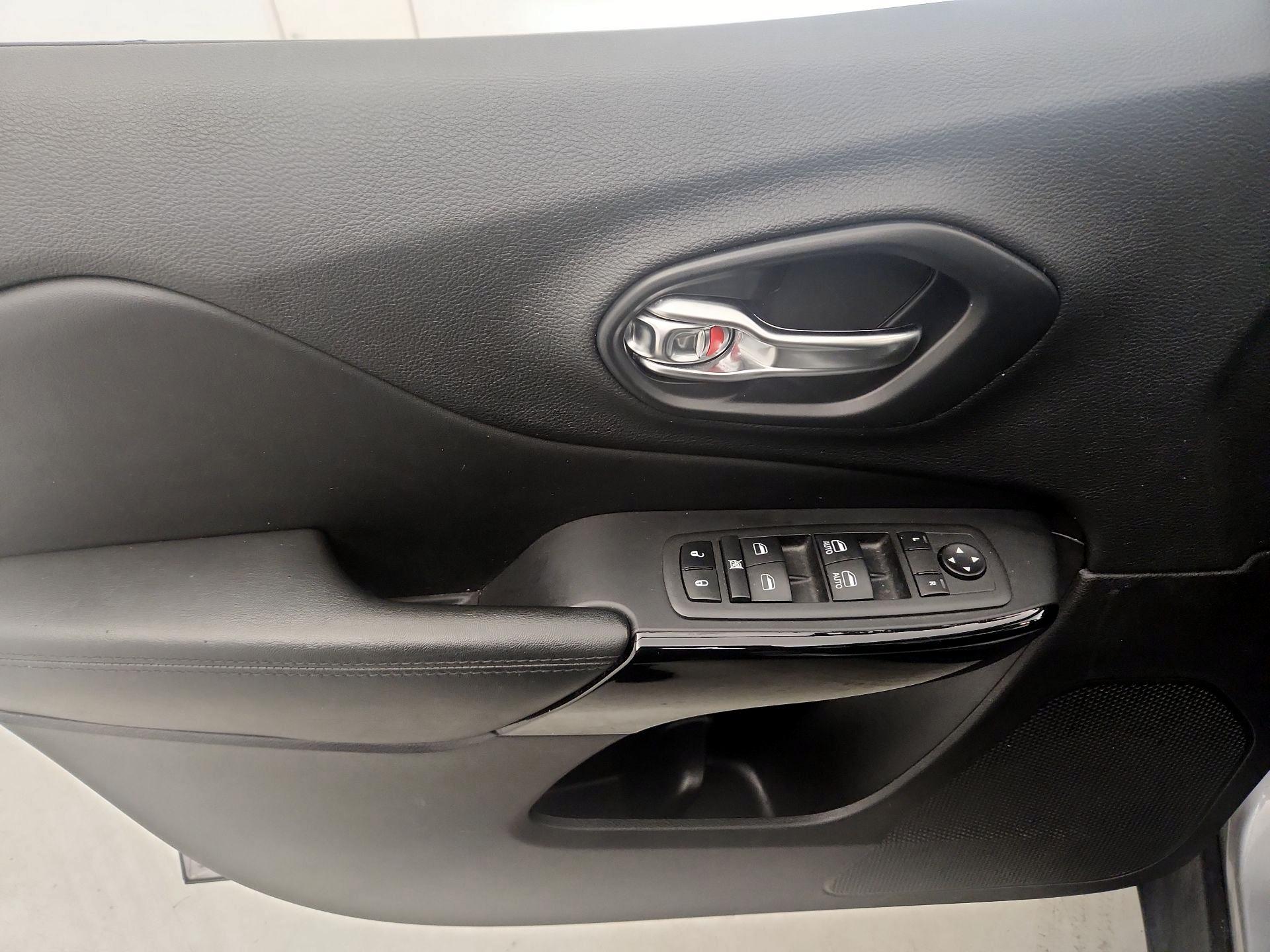 Thumbnail: 2021 Jeep Cherokee - 12