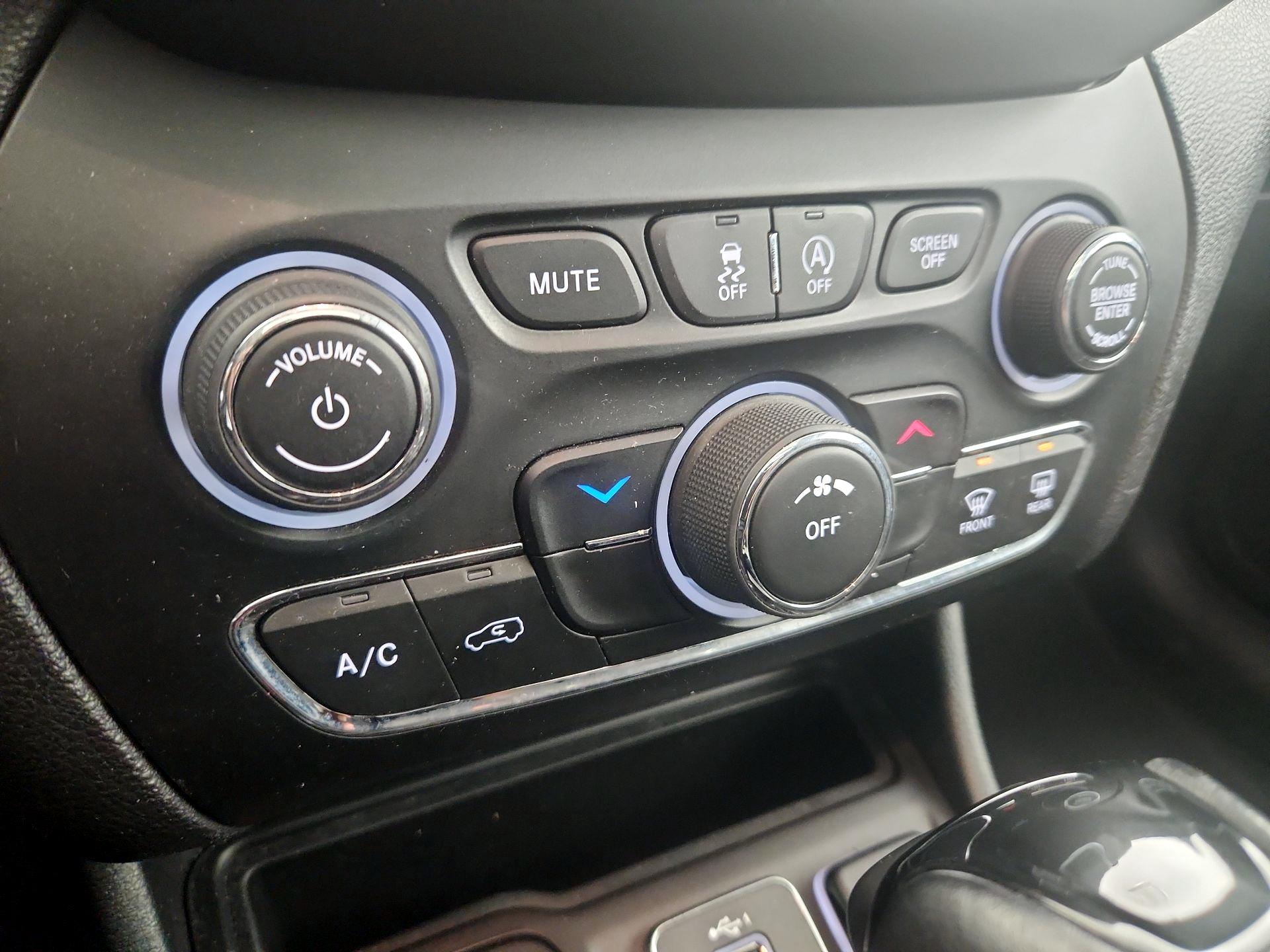 Thumbnail: 2021 Jeep Cherokee - 16