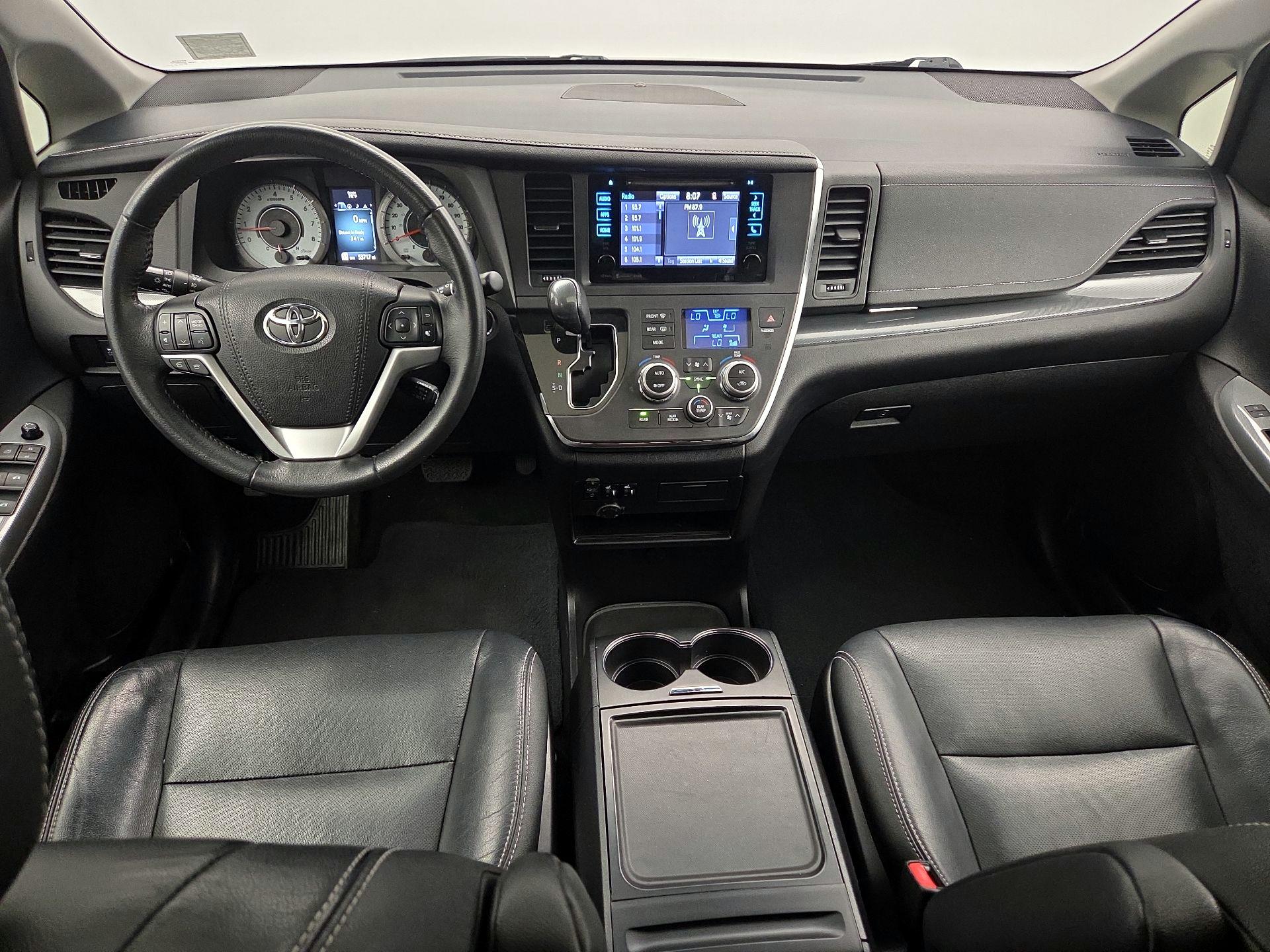 Thumbnail: 2017 Toyota Sienna - 9