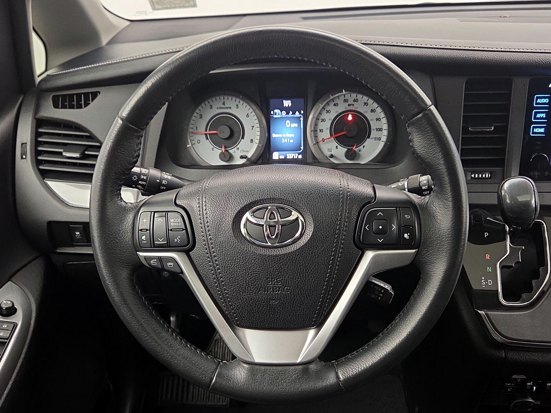 Thumbnail: 2017 Toyota Sienna - 10