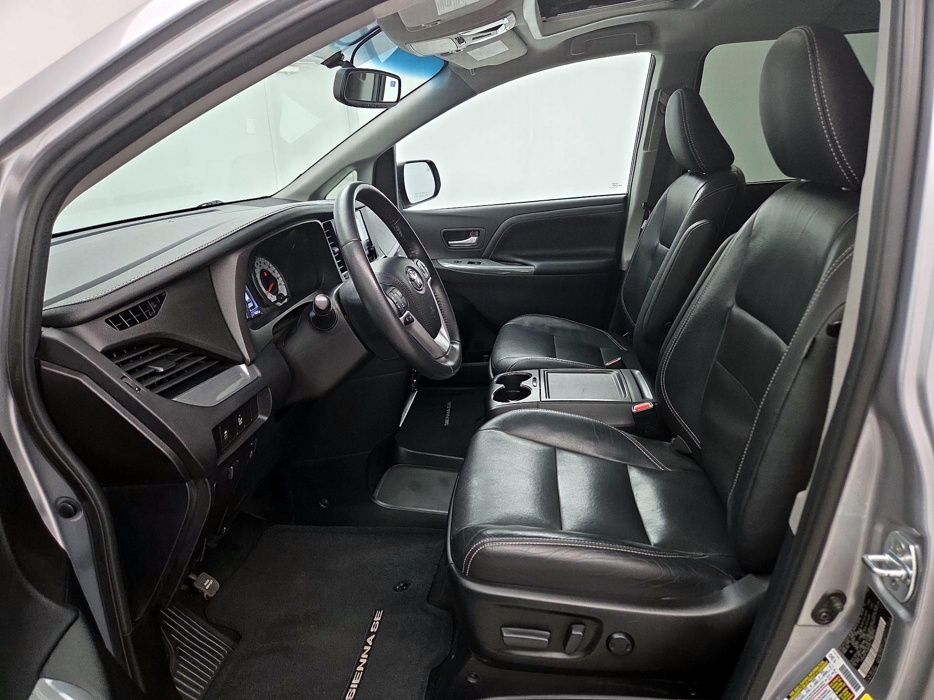 Thumbnail: 2017 Toyota Sienna - 11