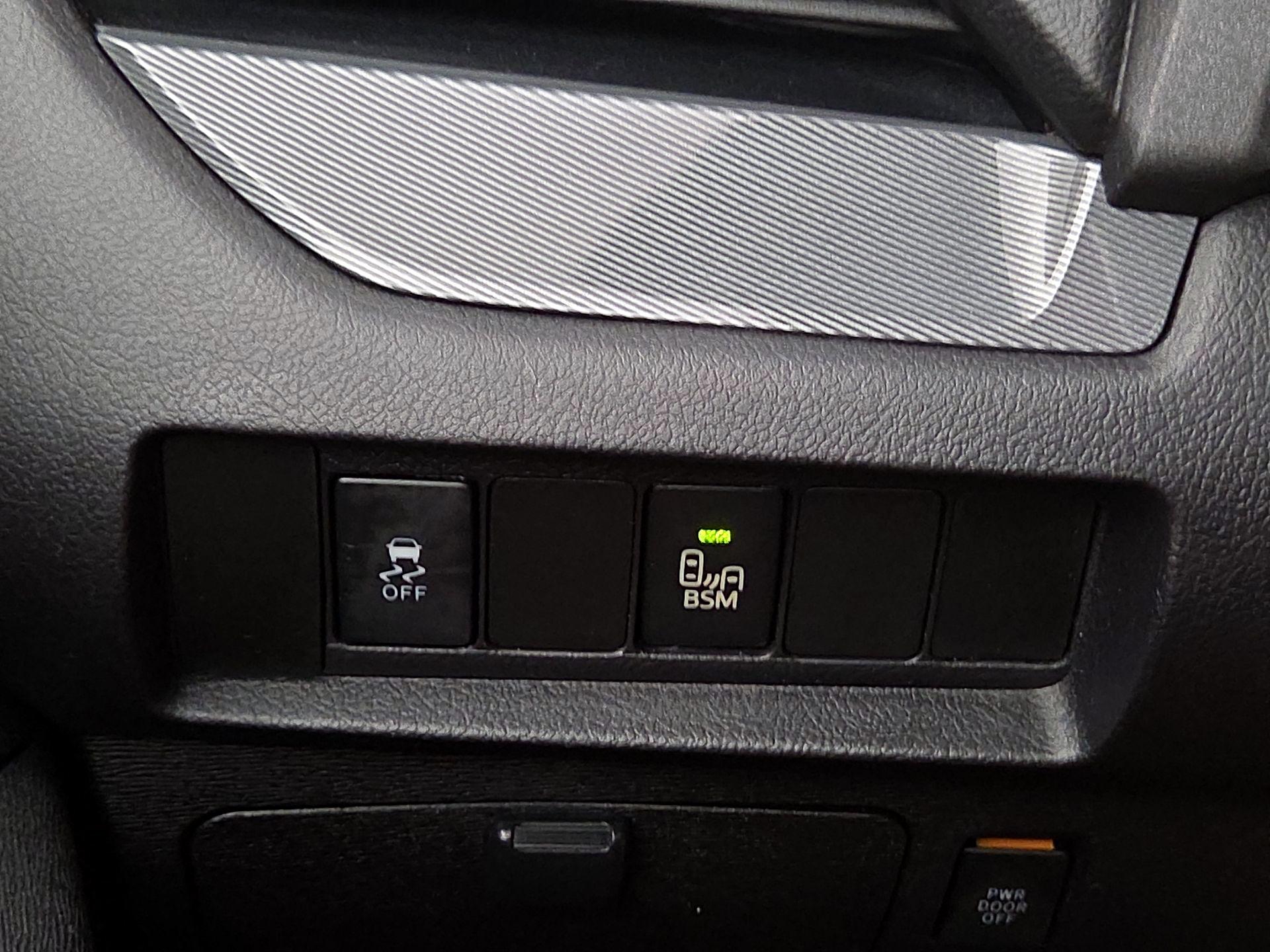 Thumbnail: 2017 Toyota Sienna - 13