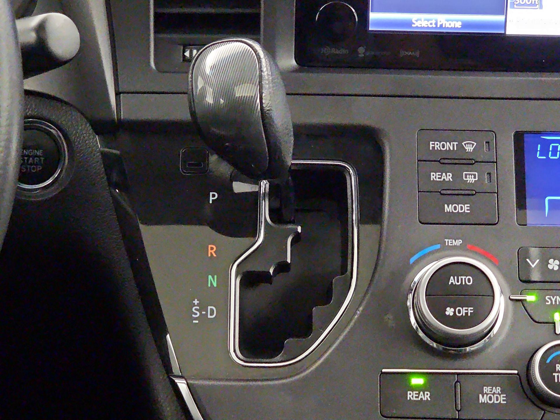 Thumbnail: 2017 Toyota Sienna - 17