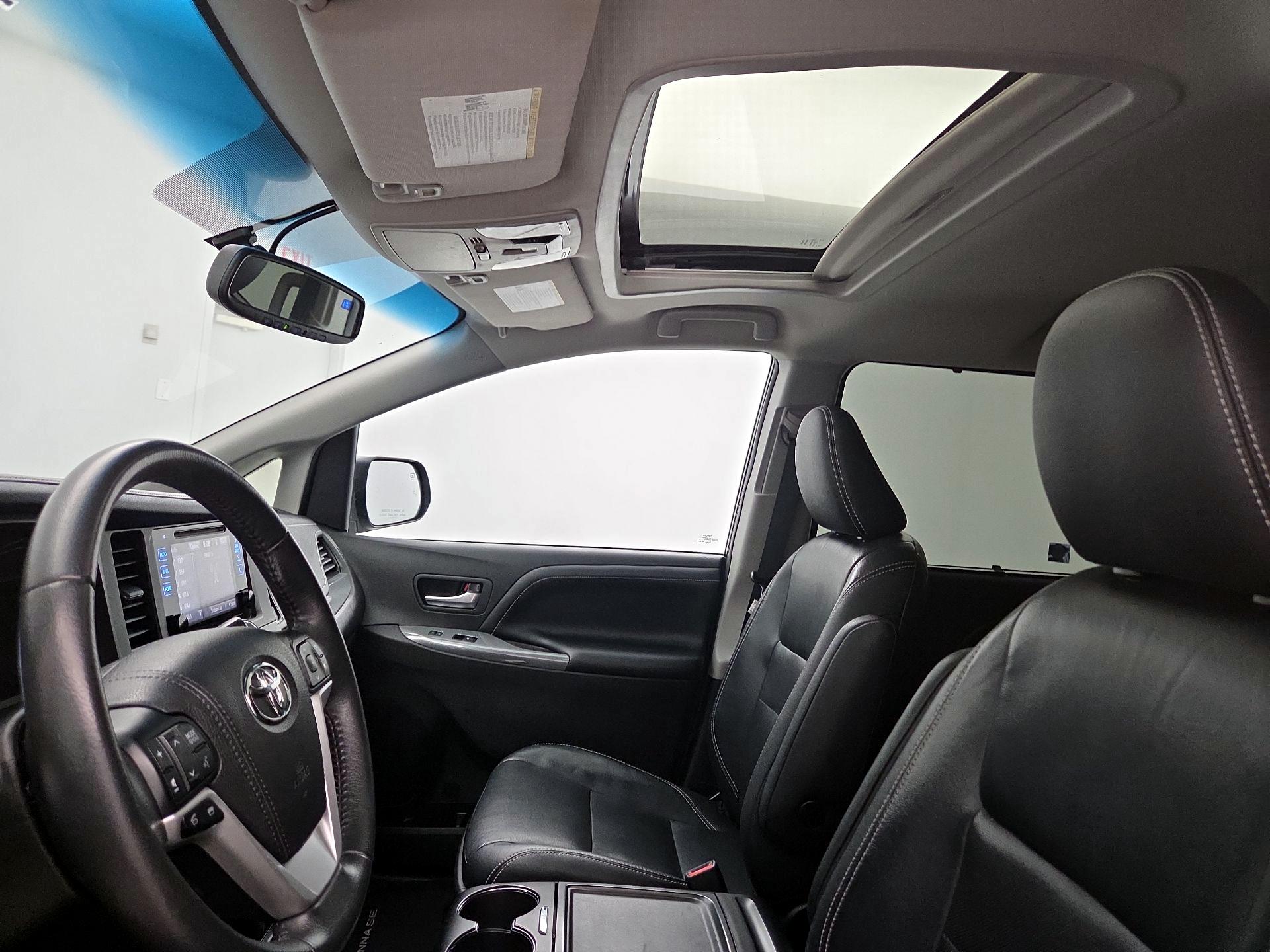 Thumbnail: 2017 Toyota Sienna - 19