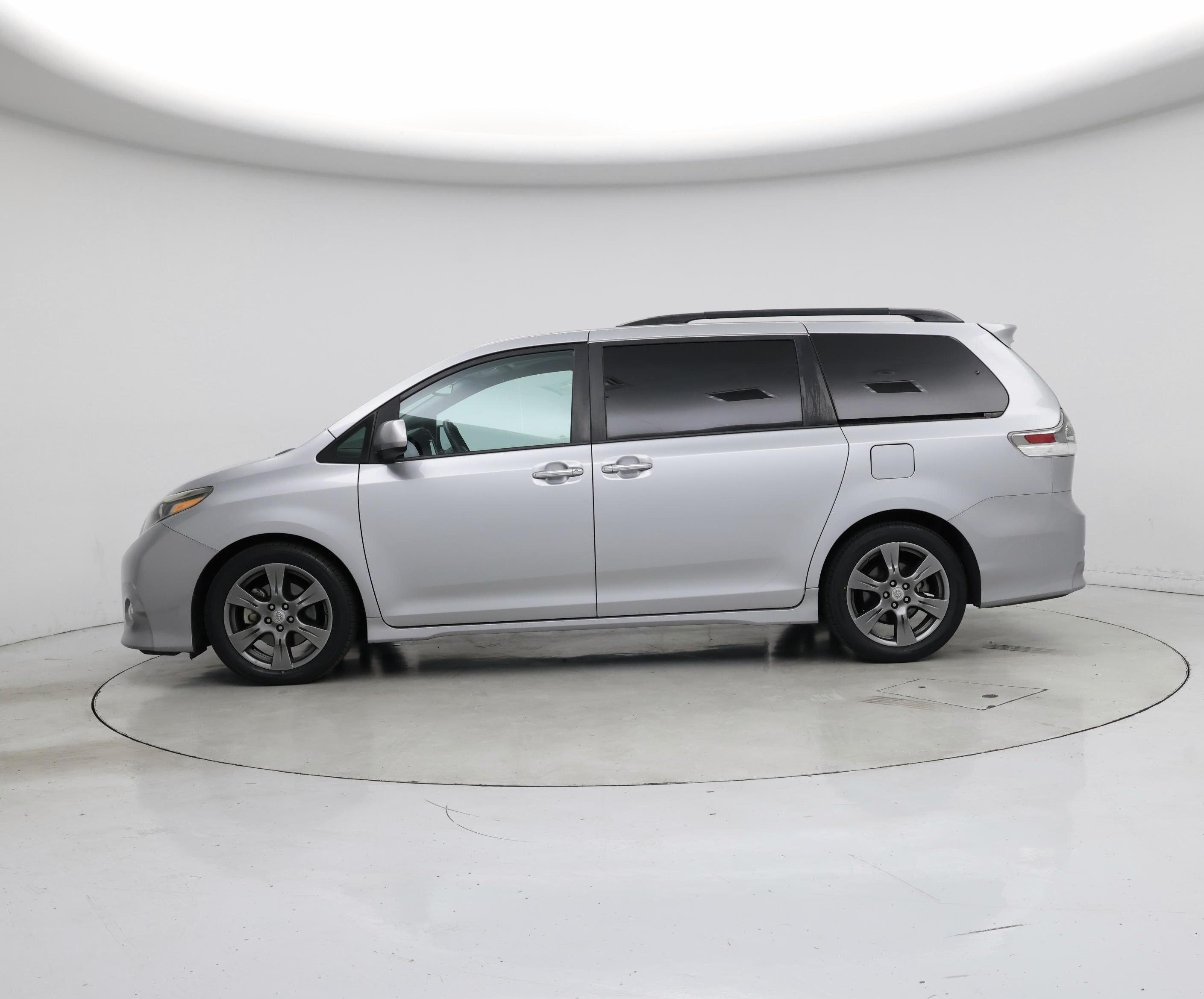 Thumbnail: 2017 Toyota Sienna - 3