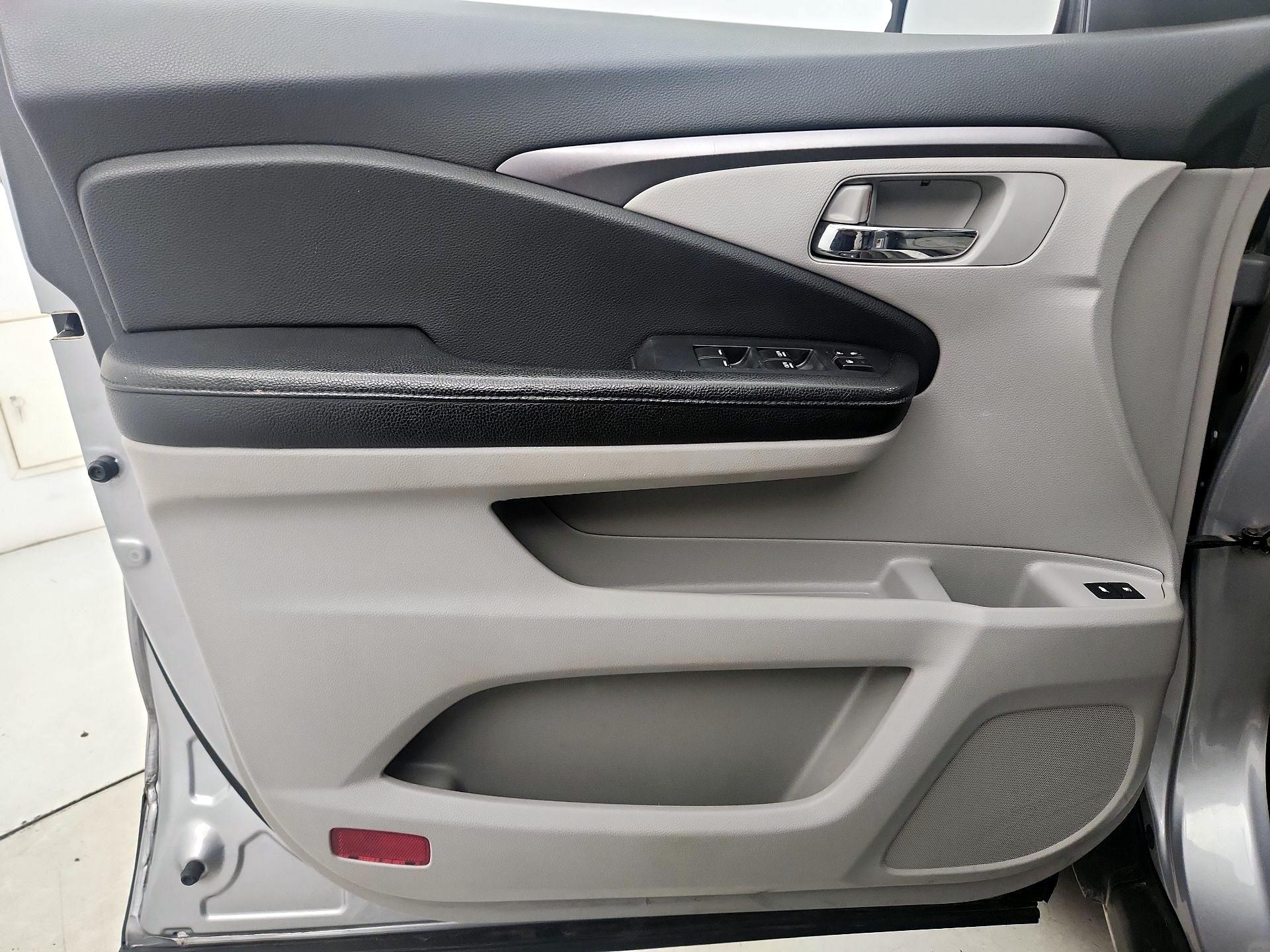 Thumbnail: 2017 Honda Pilot - 12