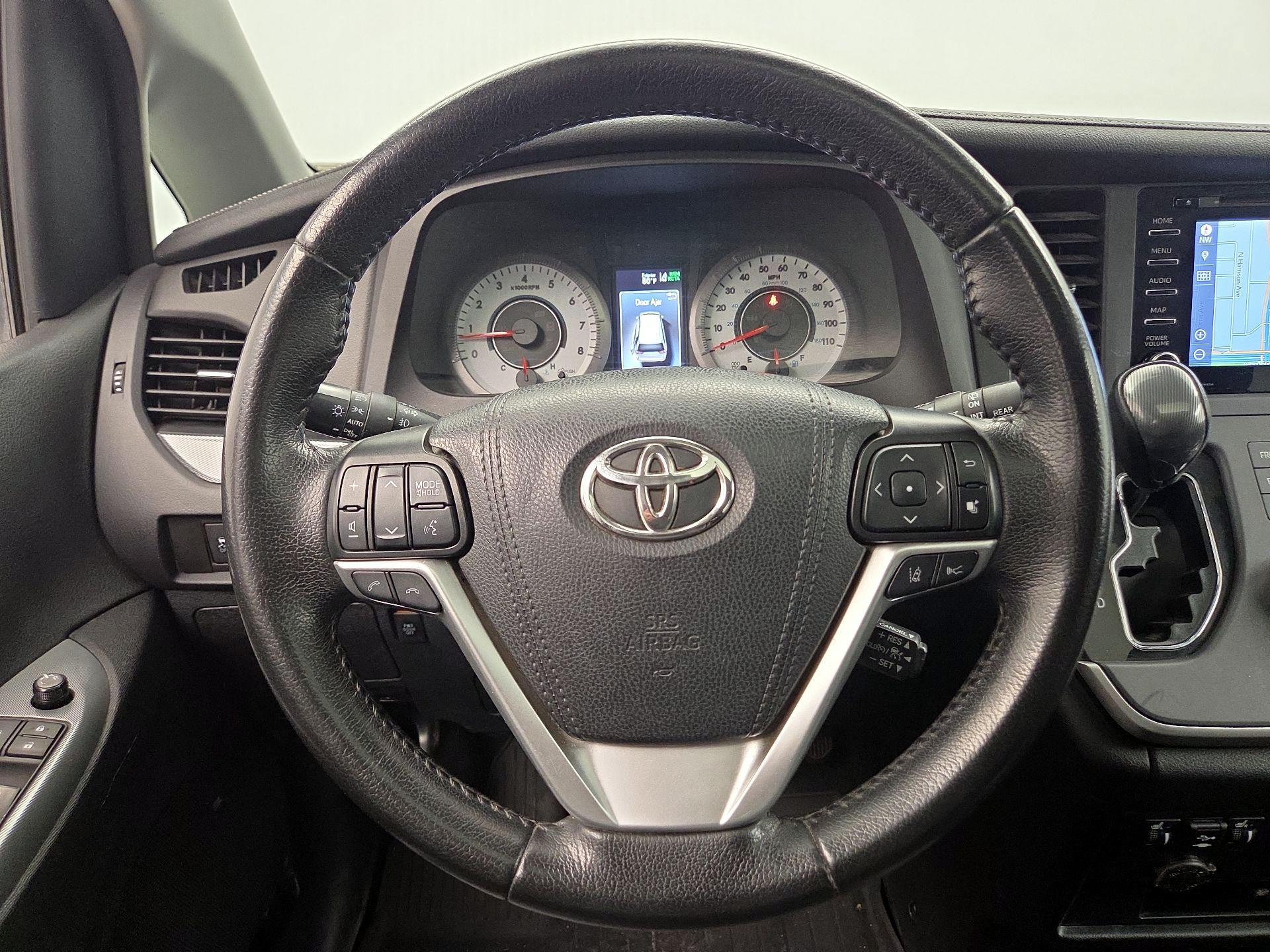 Thumbnail: 2020 Toyota Sienna - 10