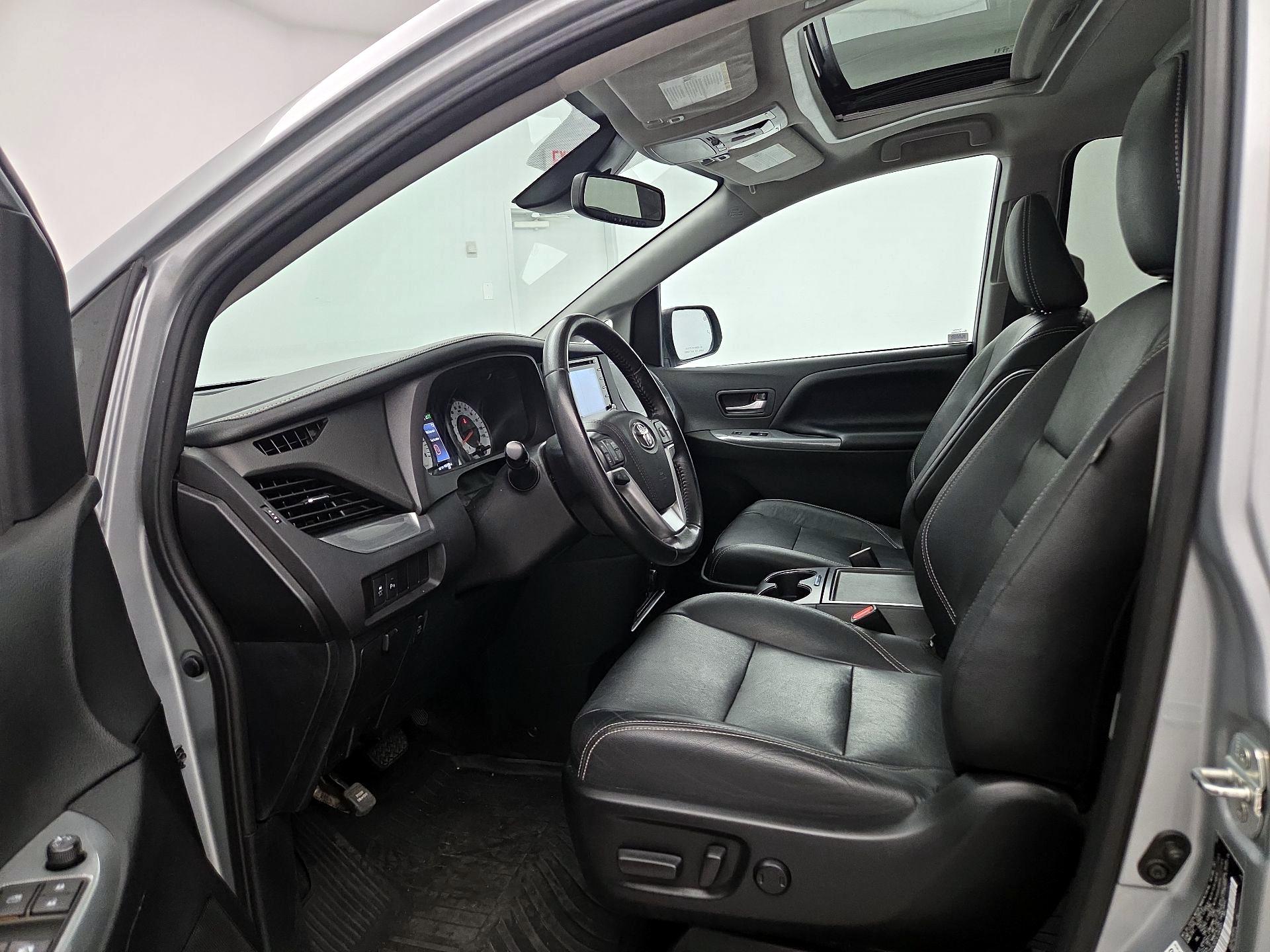 Thumbnail: 2020 Toyota Sienna - 11